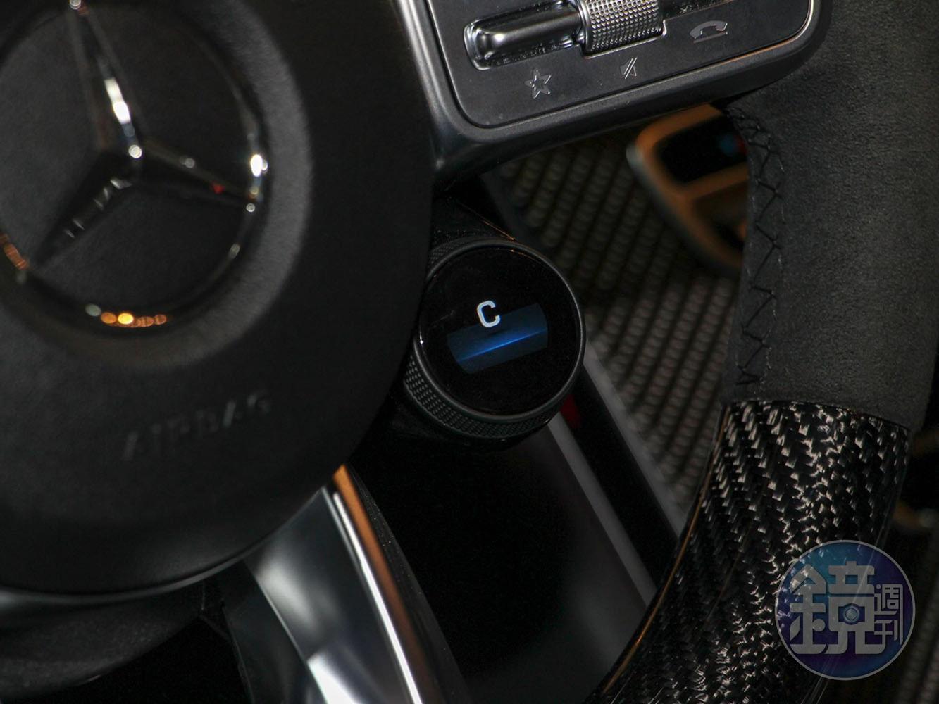 九段的AMG Traction Control系統可透過方向盤上的圓形按鈕來設定。