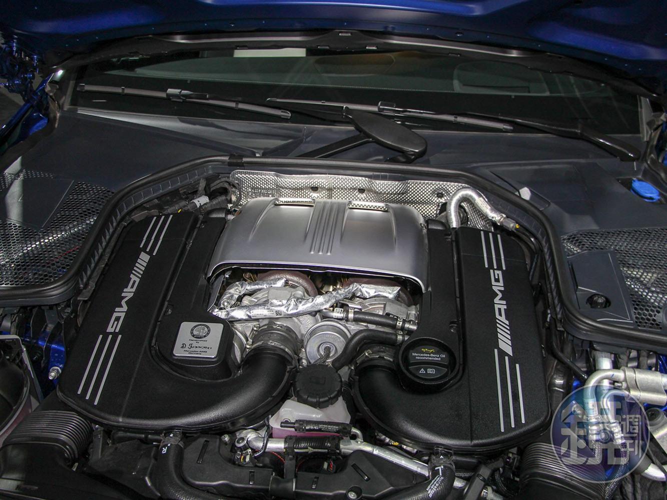 新世代C63採用4.0升V8渦輪增壓引擎,可輸出476hp的馬力。