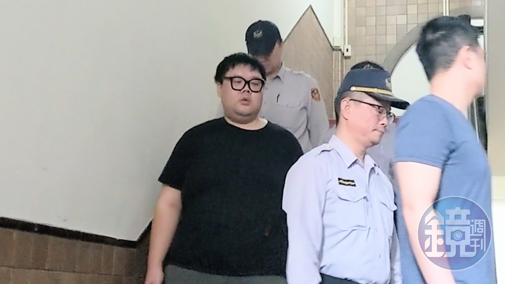 土豪哥遭控在W飯店開毒趴害死小模一審重判10年，高院認為小模是自己服毒致死，輕判土豪哥2年10月、100萬元停押交保。