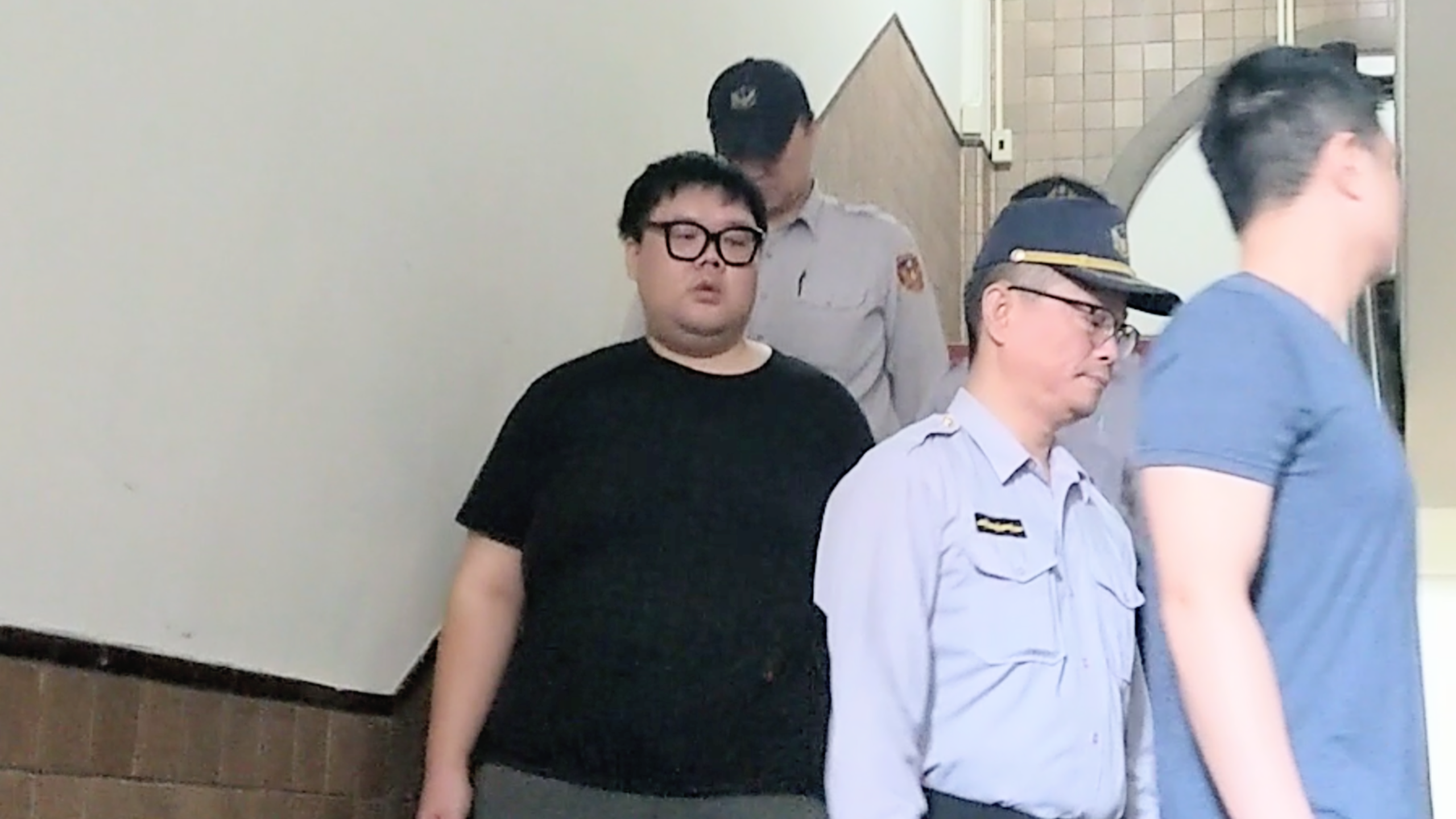 土豪哥遭控在W飯店開毒趴害死小模一審重判10年，高院認為小模是自己服毒致死，輕判土豪哥2年10月、100萬元停押交保。