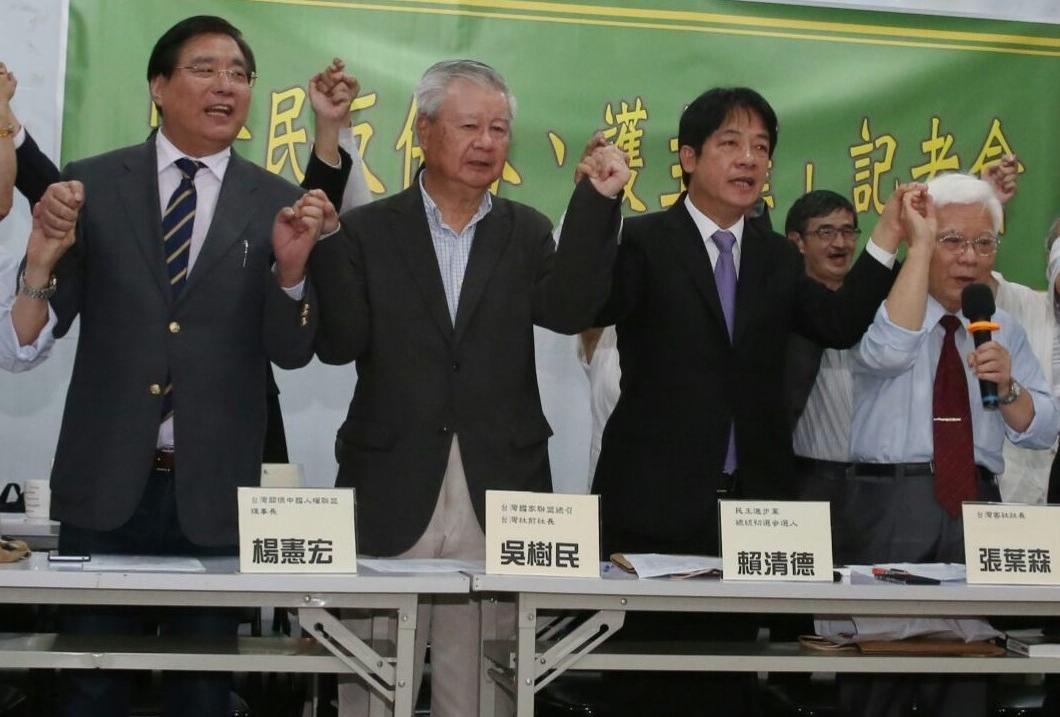 賴清德（右3）昨與吳祥輝（右2）出席台灣社主辦的反併吞記者會。