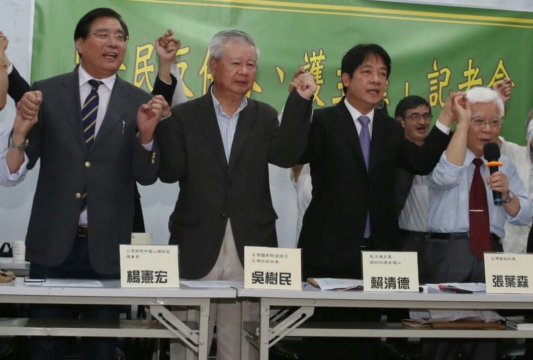 賴清德（右3）昨與吳祥輝（右2）出席台灣社主辦的反併吞記者會。