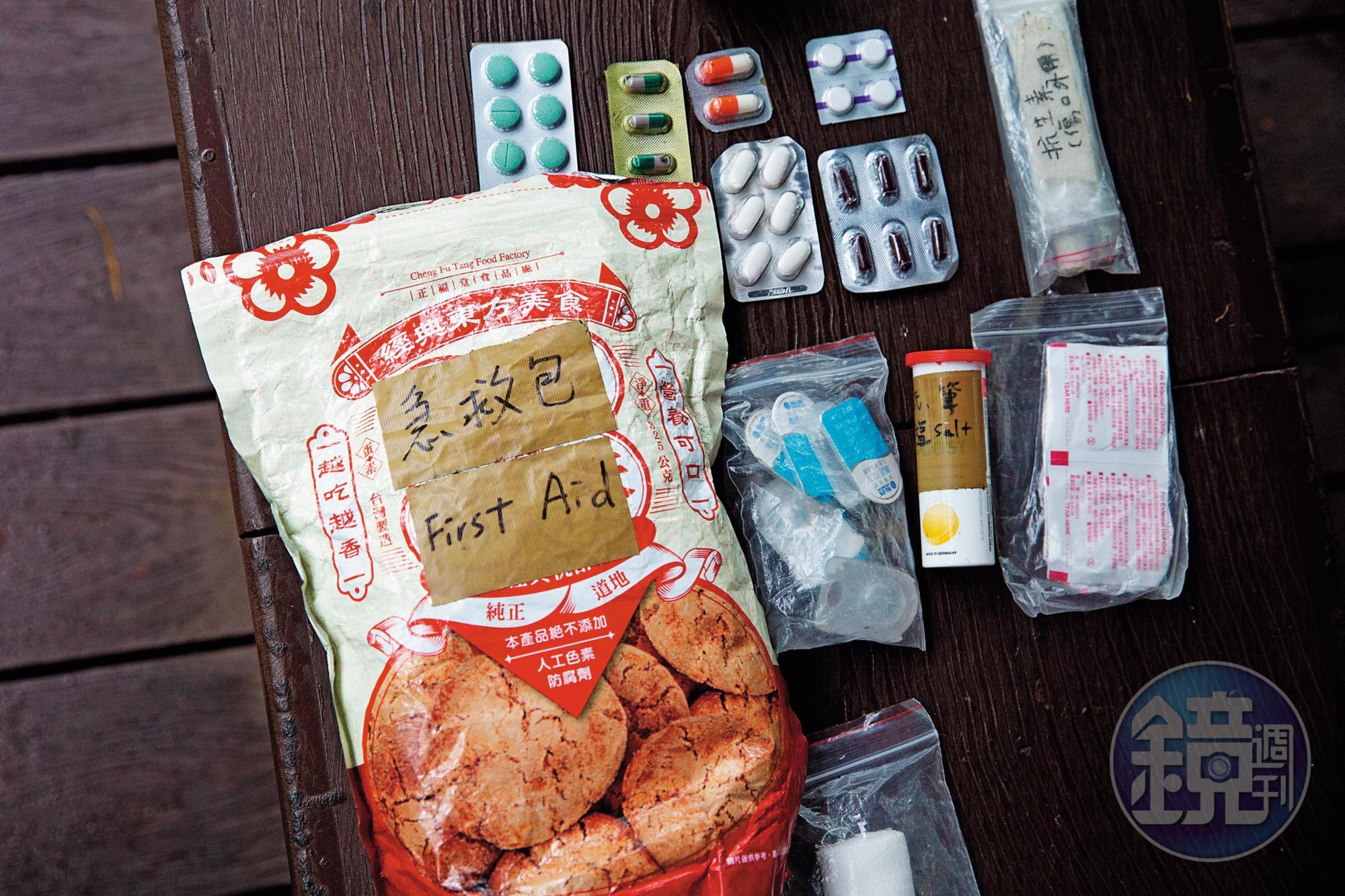 無論在山上或山下，陳雅得隨身攜帶急救包，裝了隱形眼鏡、紙筆以及抗組織胺、抗生素等常用藥品。