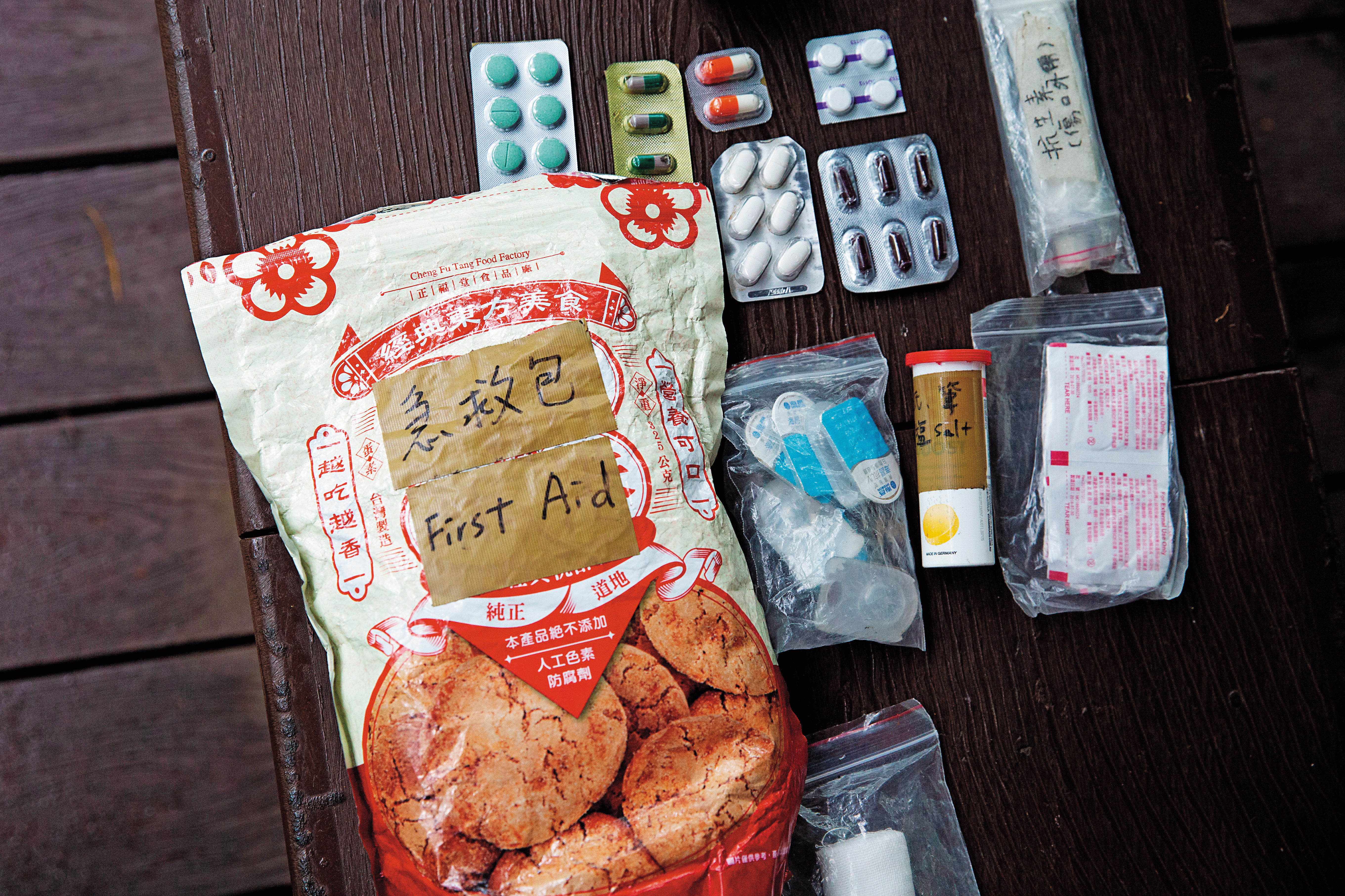 無論在山上或山下，陳雅得隨身攜帶急救包，裝了隱形眼鏡、紙筆以及抗組織胺、抗生素等常用藥品。