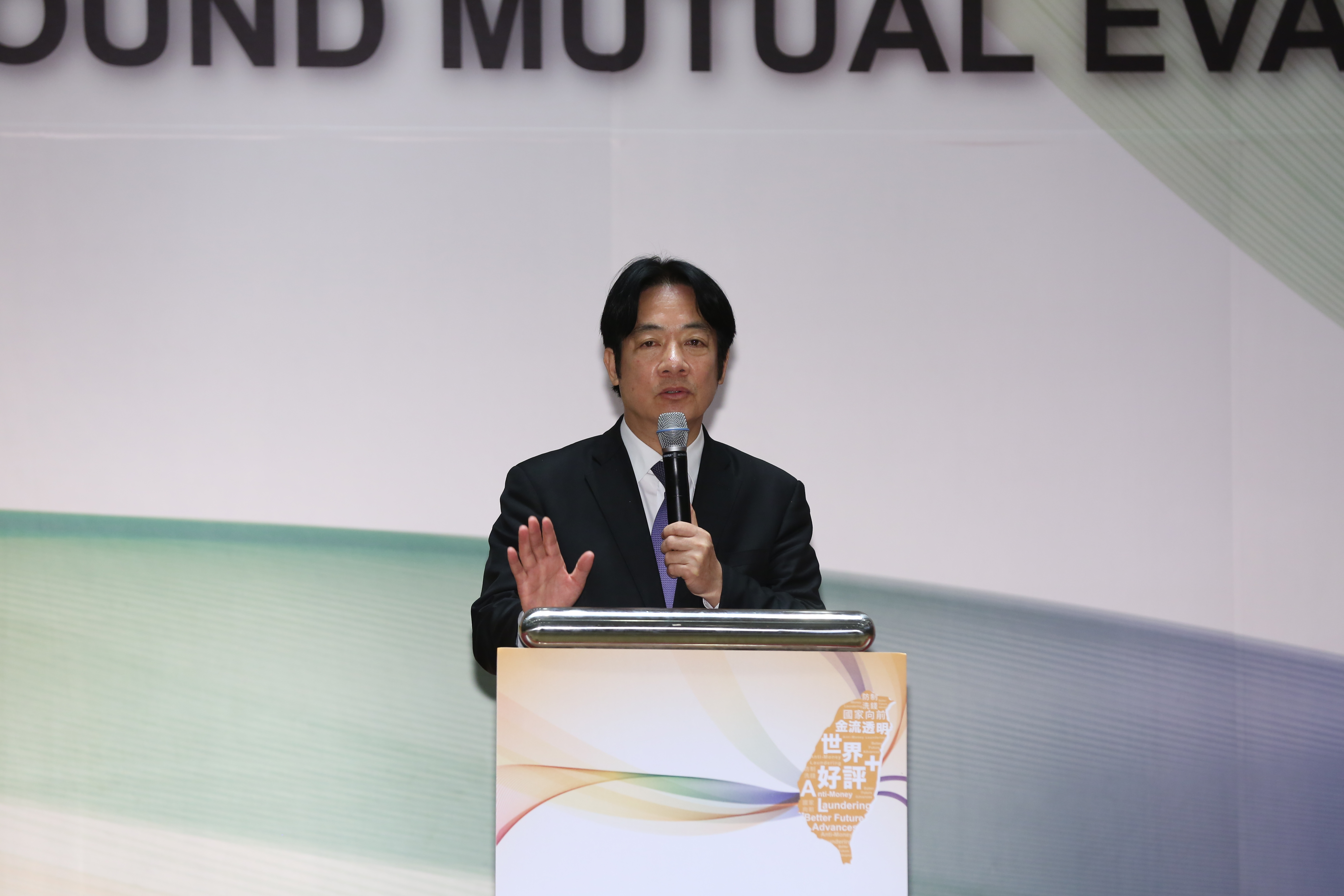 賴清德在臉書上表態支持平權，引起論戰。