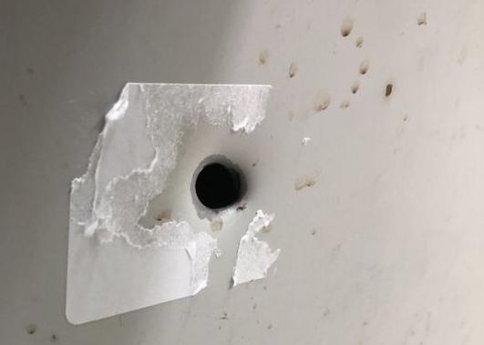 保大一名陳小隊長日前領槍執勤,不甚誤觸板機在鐵櫃上留下彈孔。