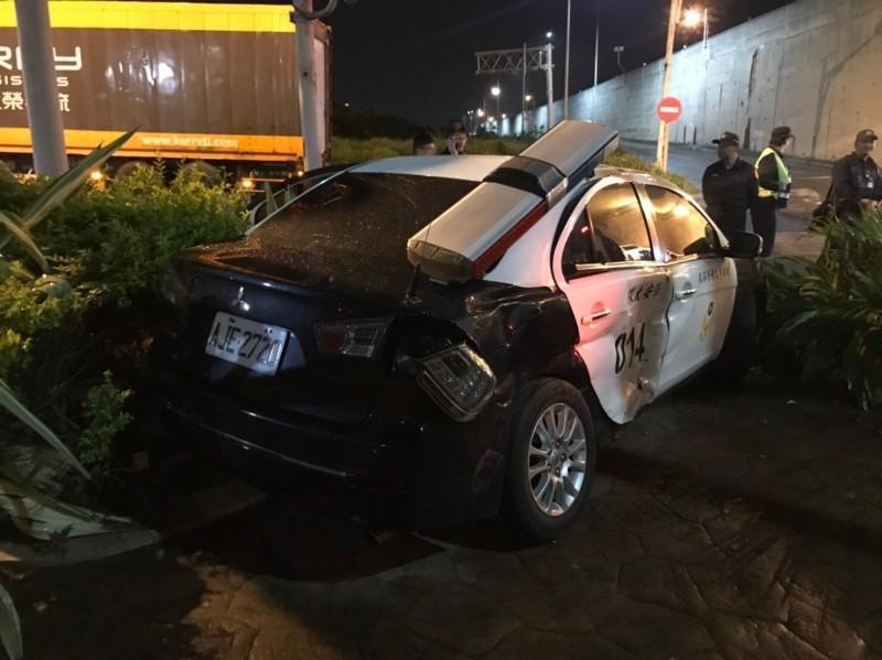 保大員警日前深夜支援轄區勤務時,疑因闖紅燈而與貨車相撞。(警方提供)