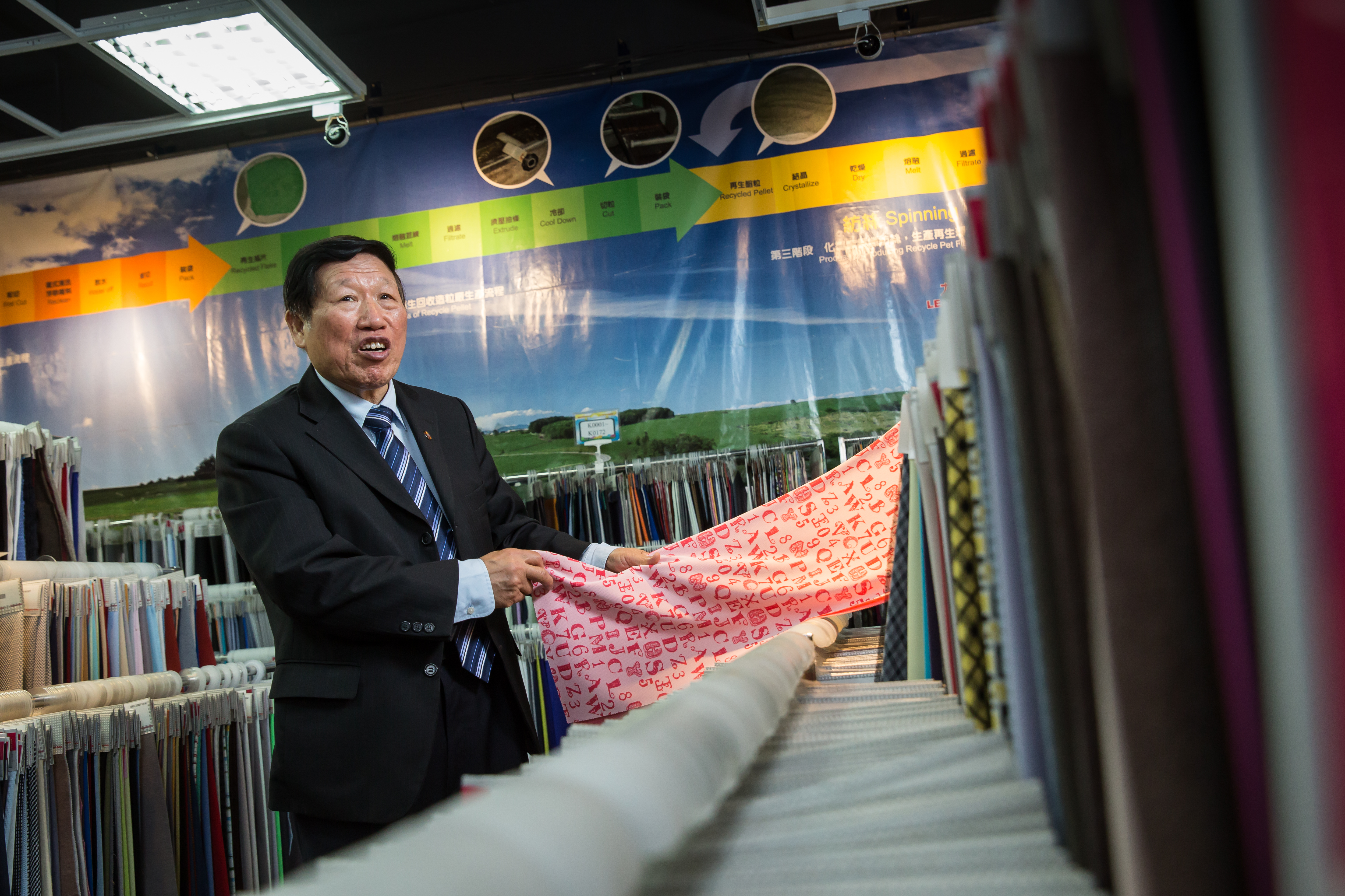 羅忠祐早期曾生產成衣，卻面臨同業間的殺價競爭。