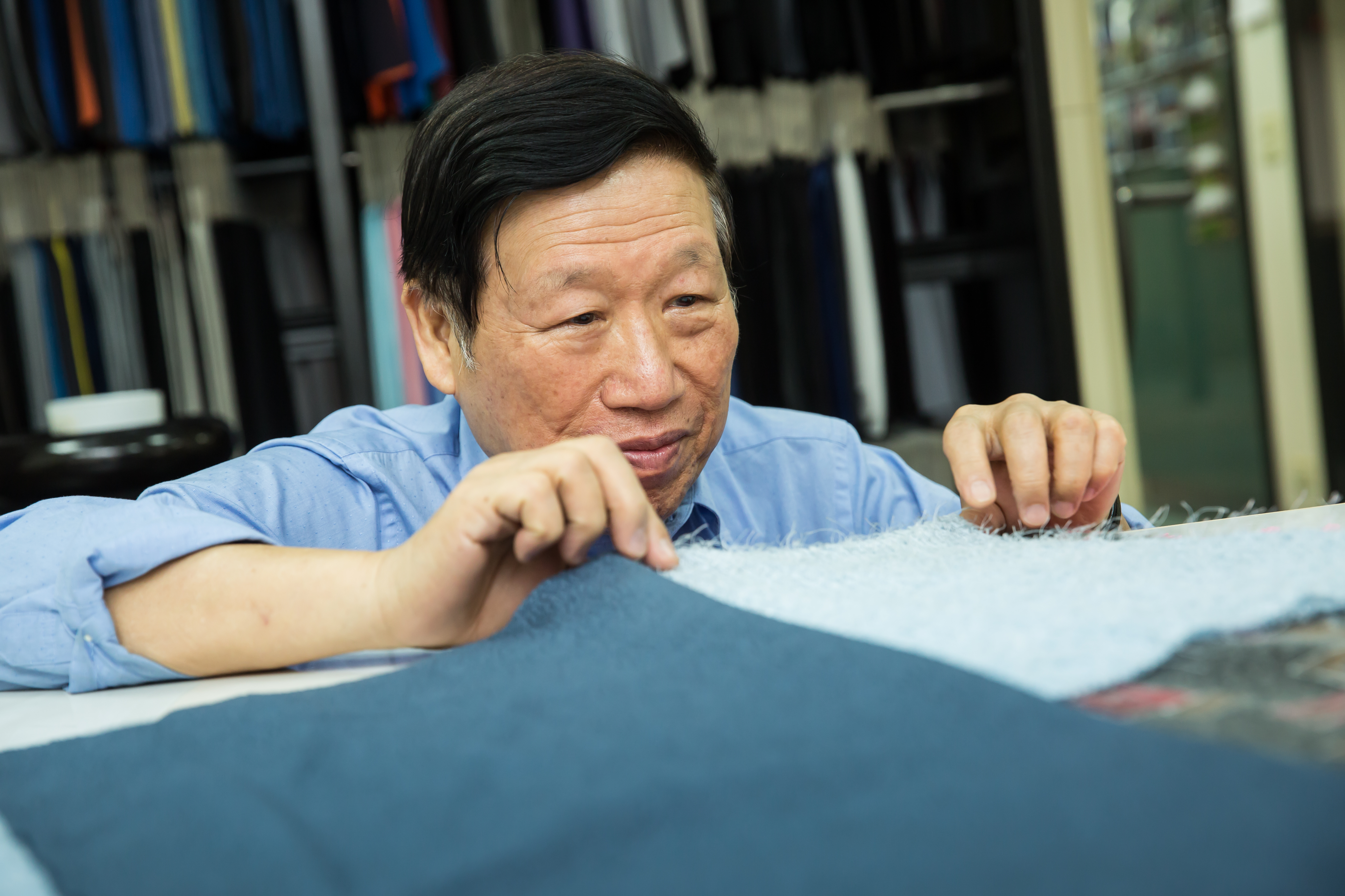 羅忠祐國中時便寄人籬下，養成他主動、會看人眼色的個性。