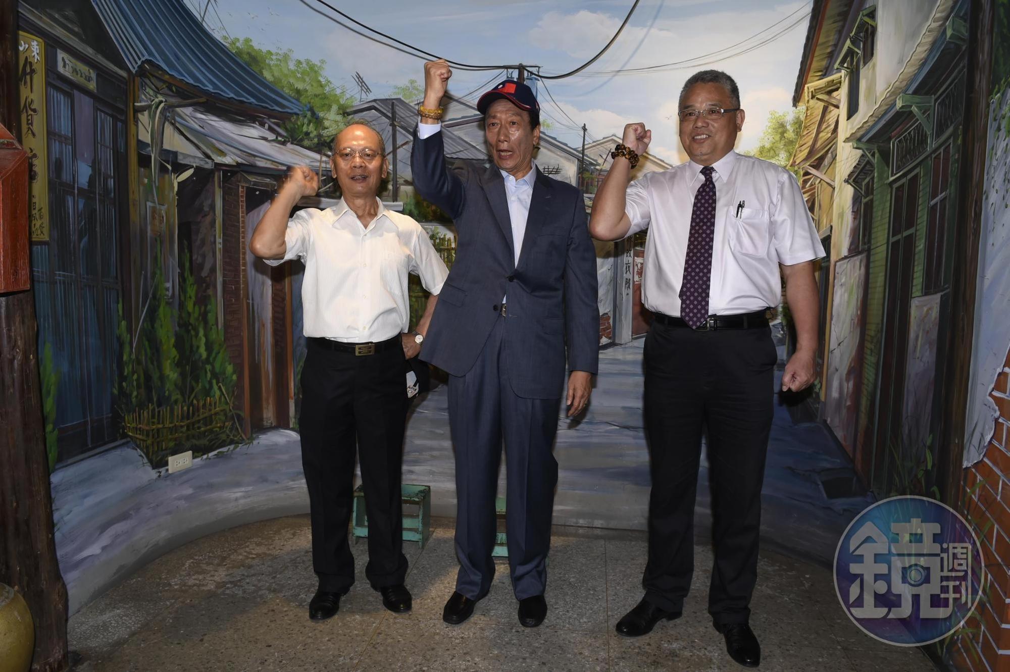 鴻海集團董事長郭台銘大力推崇高雄市長韓國瑜,說他們是兩根柱子撐起台灣未來。
