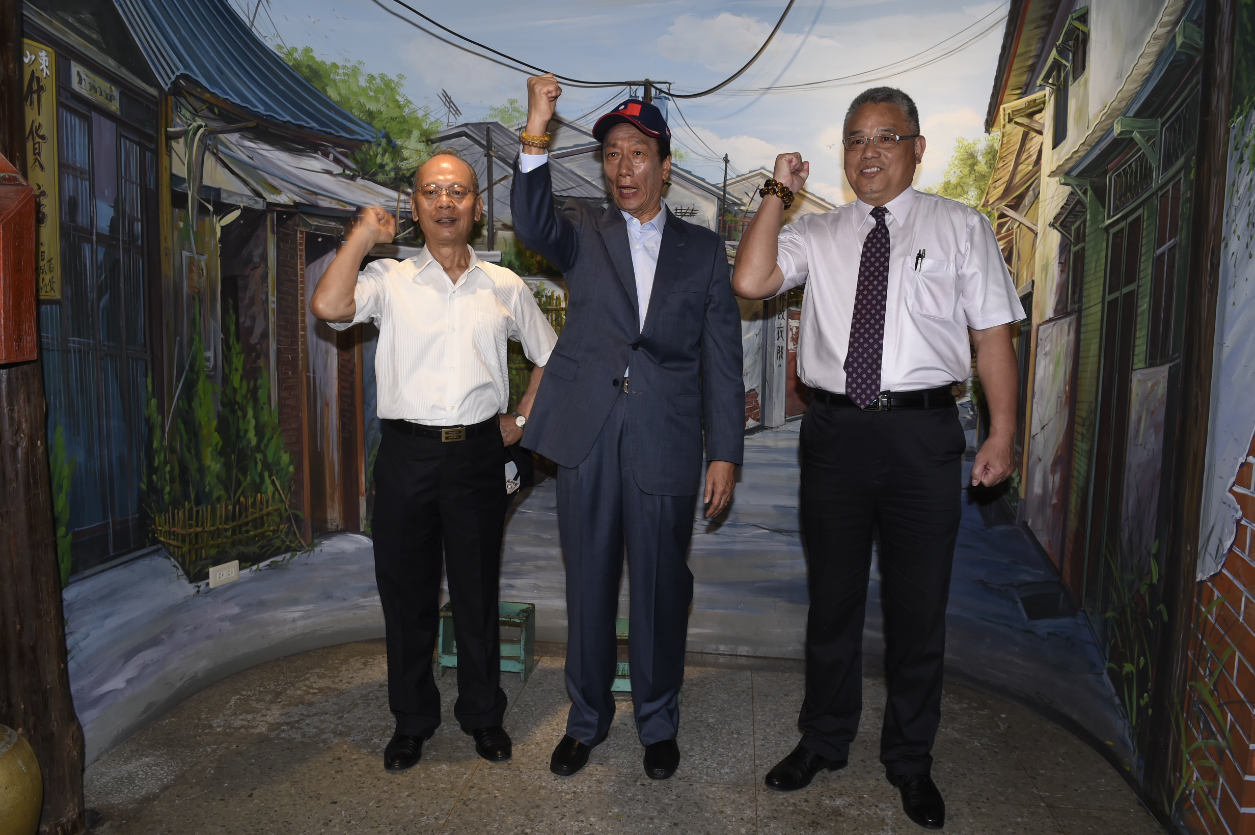 鴻海集團董事長郭台銘大力推崇高雄市長韓國瑜，說他們是兩根柱子撐起台灣未來。