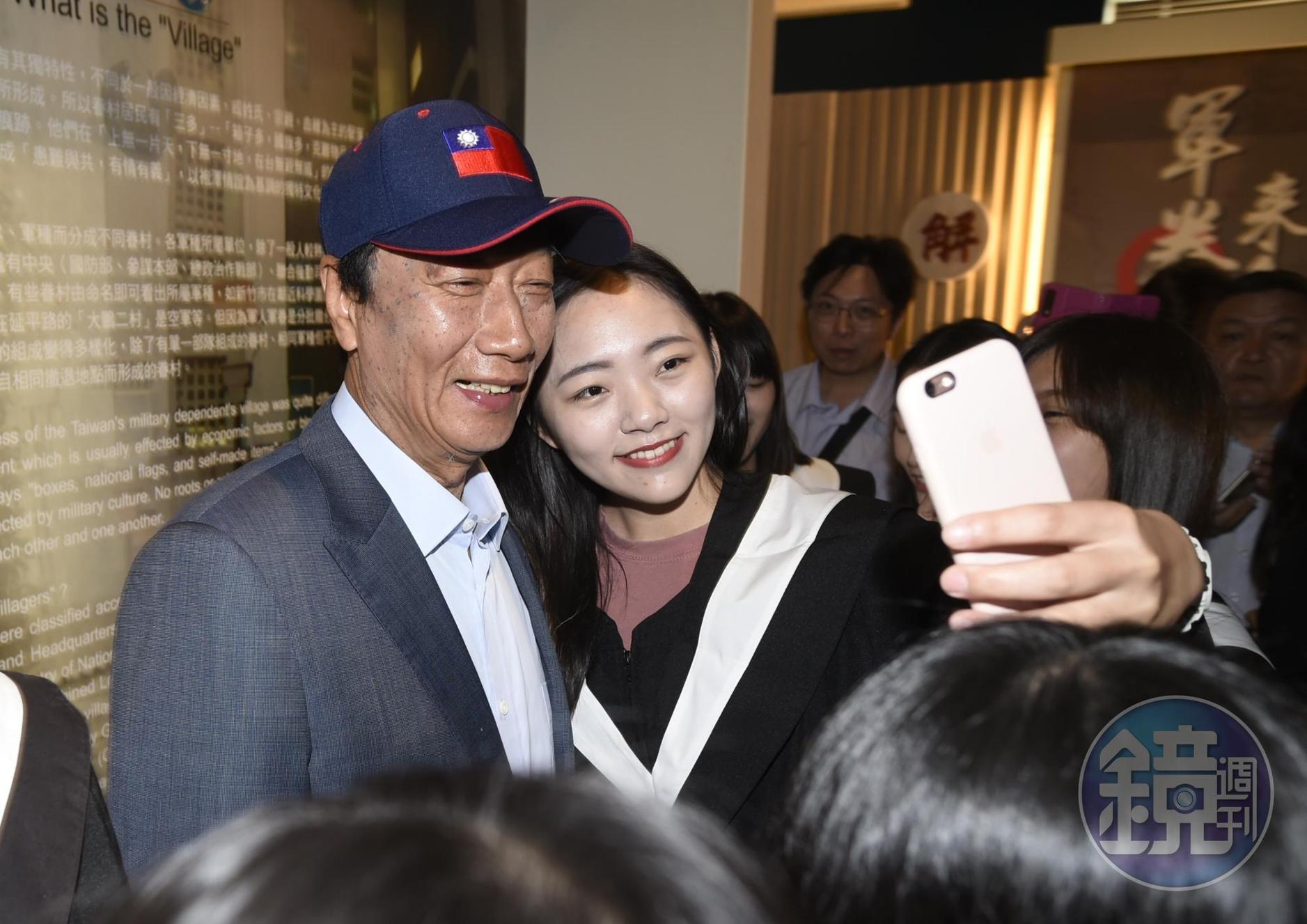 太太曾馨瑩反對郭董選總統離家出走，郭董今日受訪說太太今天就會回家了。
