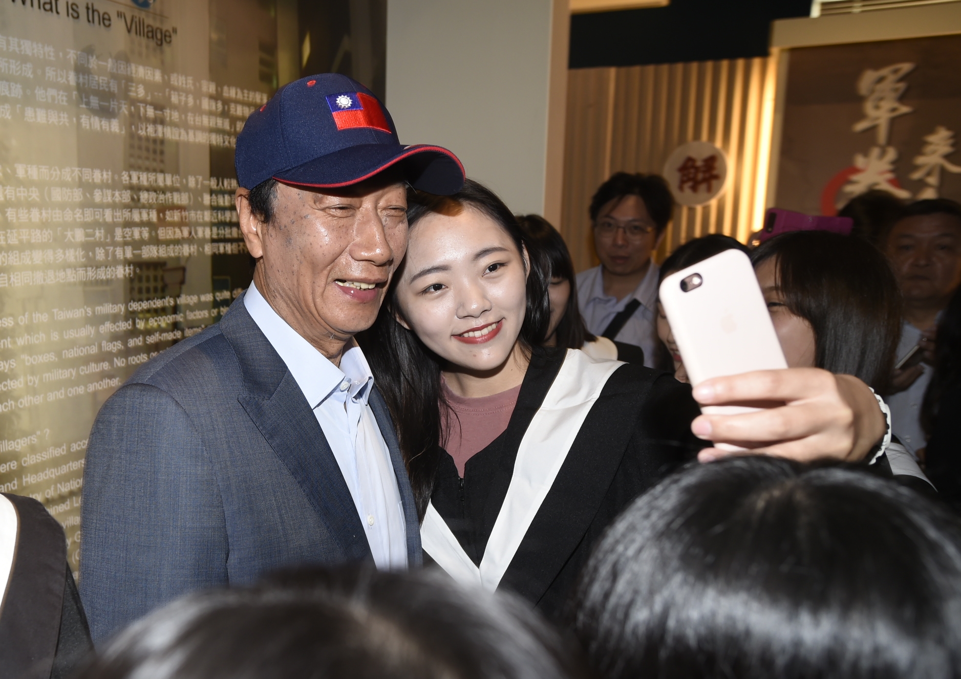 太太曾馨瑩反對郭董選總統離家出走，郭董今日受訪說太太今天就會回家了。