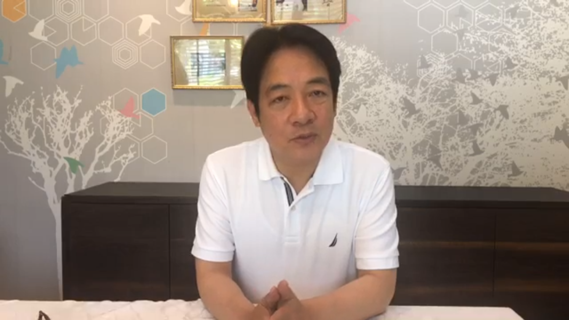 賴清德中午透過臉書直播表達對「蔡賴配」等議題看法。（翻攝賴清德臉書）