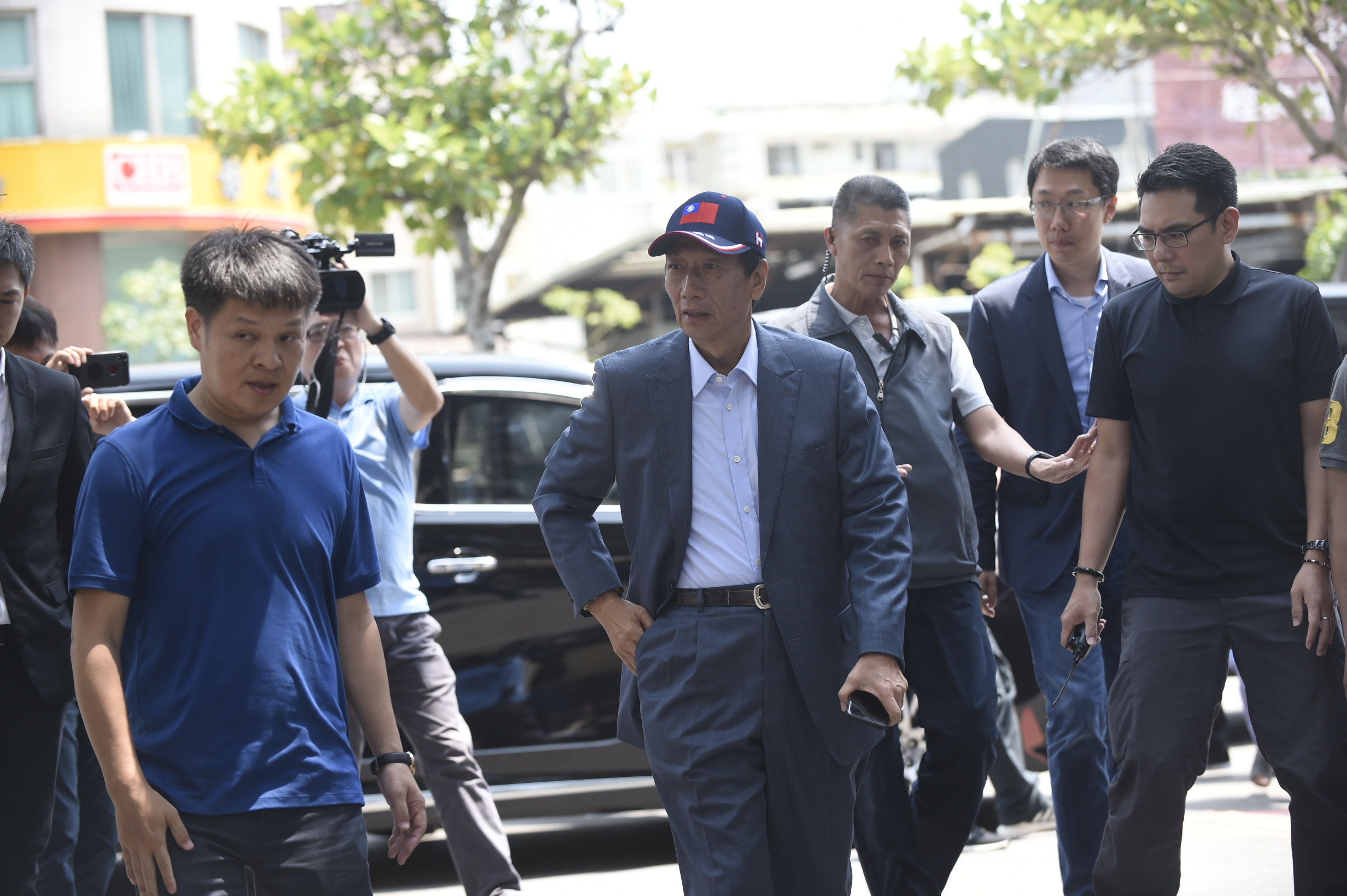 鴻海集團董事長郭台銘今參訪新竹市眷村博物館，長子郭守正（右二）也陪同出席。