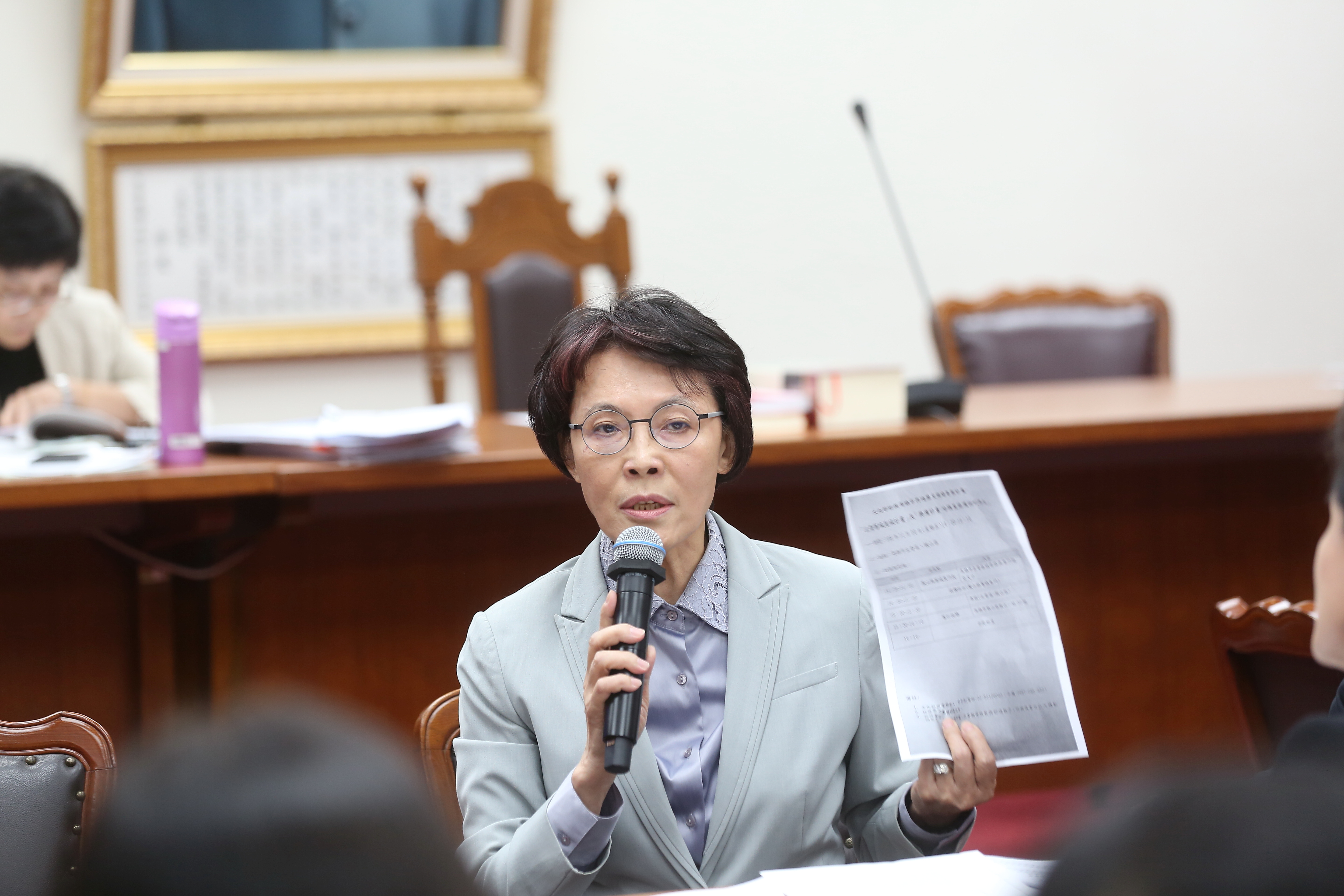 國民黨立委黃昭順等16人提案要求修法，被外界質疑讓台灣成為「中國人的長照天堂」。