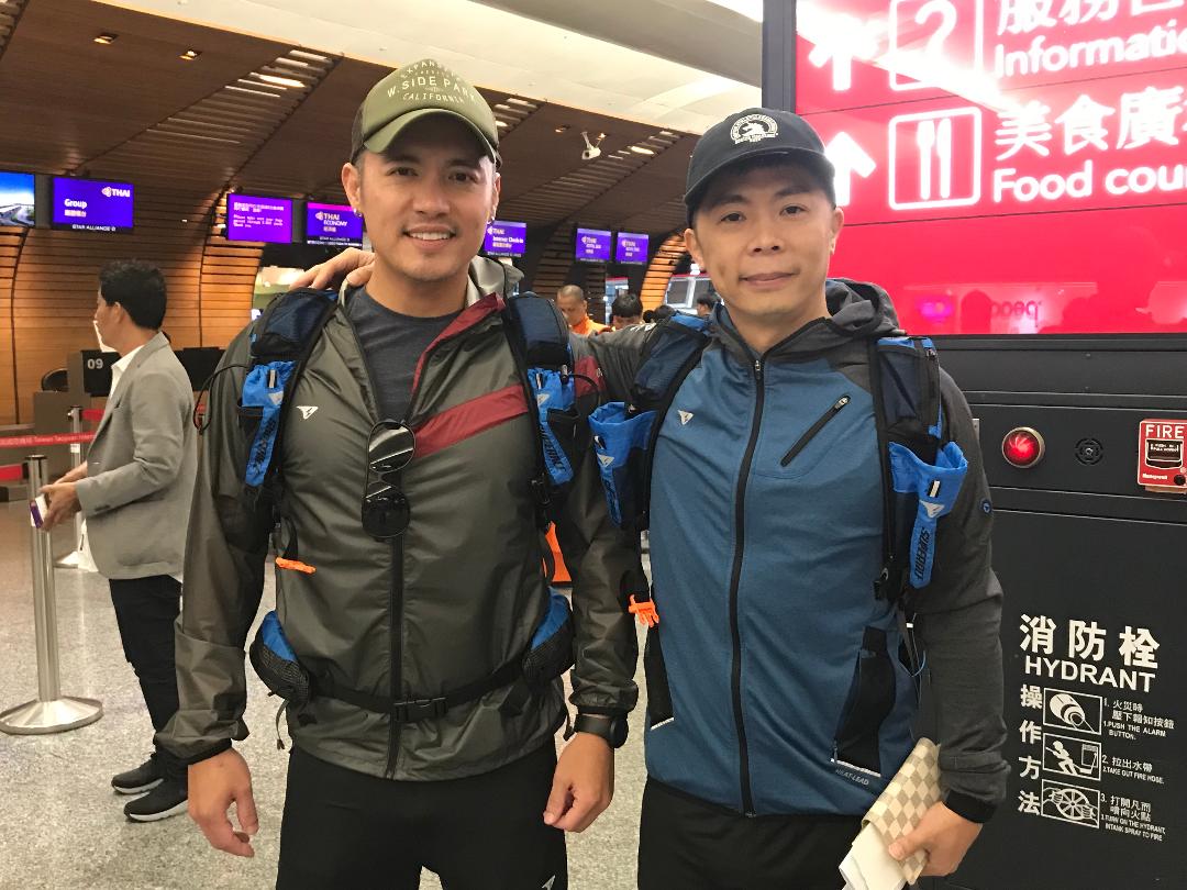 林義傑（右）對范逸臣頗有信心，透露看好他可以完成賽事。（艾迪昇提供）