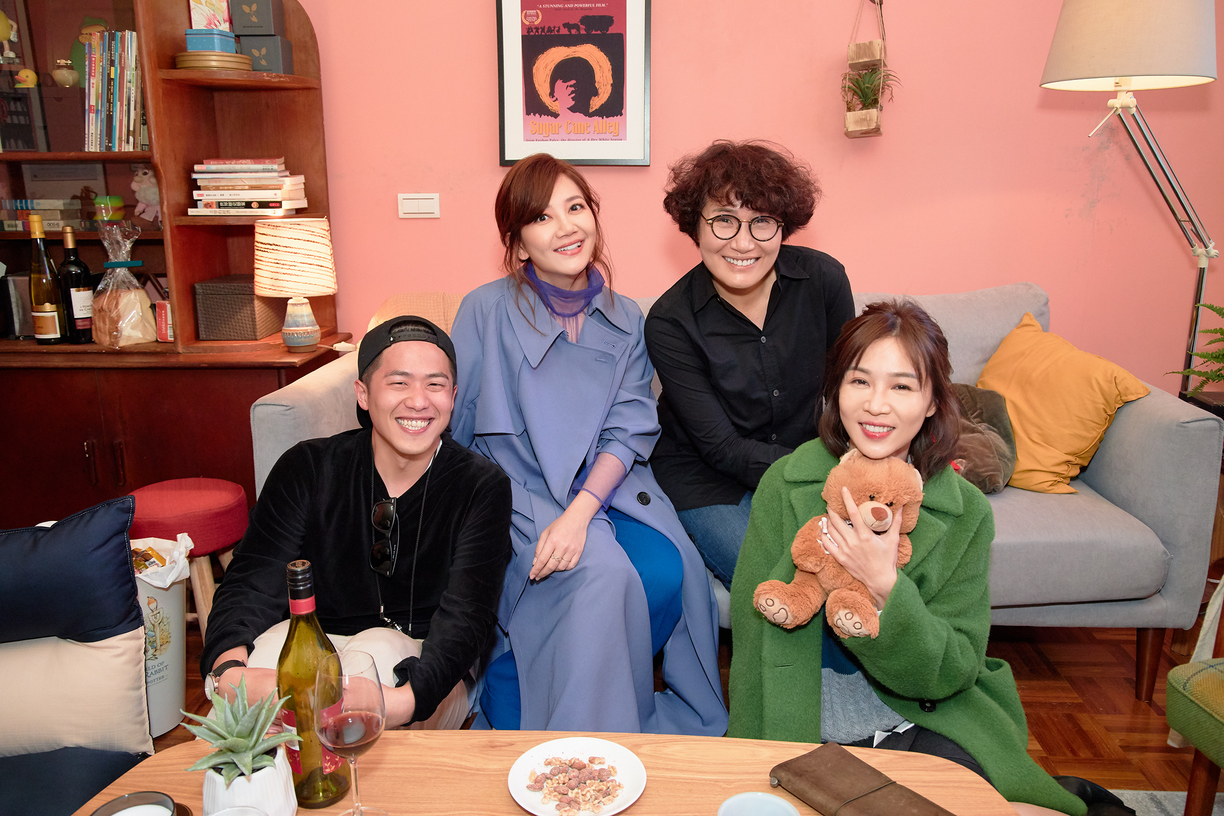 金獎編劇徐譽庭、入圍金馬新銳導演許智彥及金馬影后謝盈萱一起拍攝梁靜茹的〈我好嗎〉MV。（環球音樂提供）