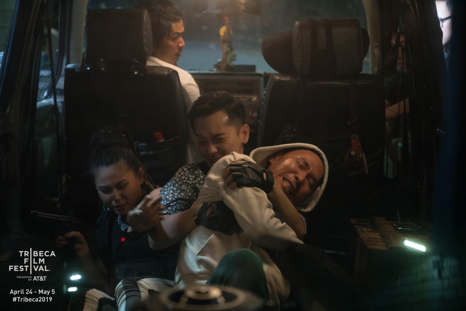 如果嫌醫師林一駿、律師王赦最後沒有在一起，VR電影《董仔的人》可以看到施名帥（中）用力抱住張少懷，這樣也夠大家腦補了。（HTC提供）