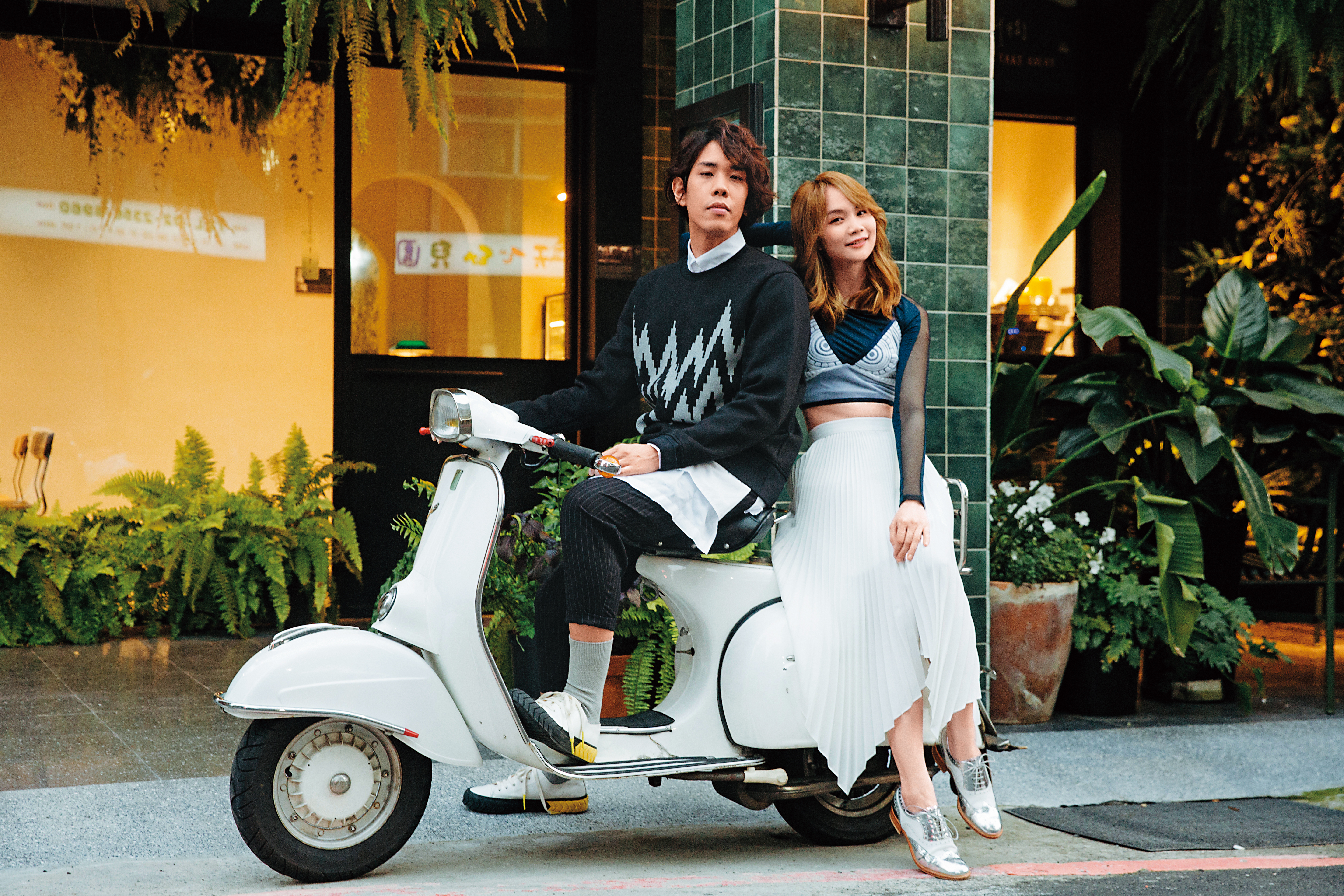 專輯歌曲都一起創作，慢慢說激盪寫歌靈感時卻常是「狠狠戳」，情侶間不用拐彎抹角，鬥嘴時的火氣反而燒出更符合兩人期望的作品。