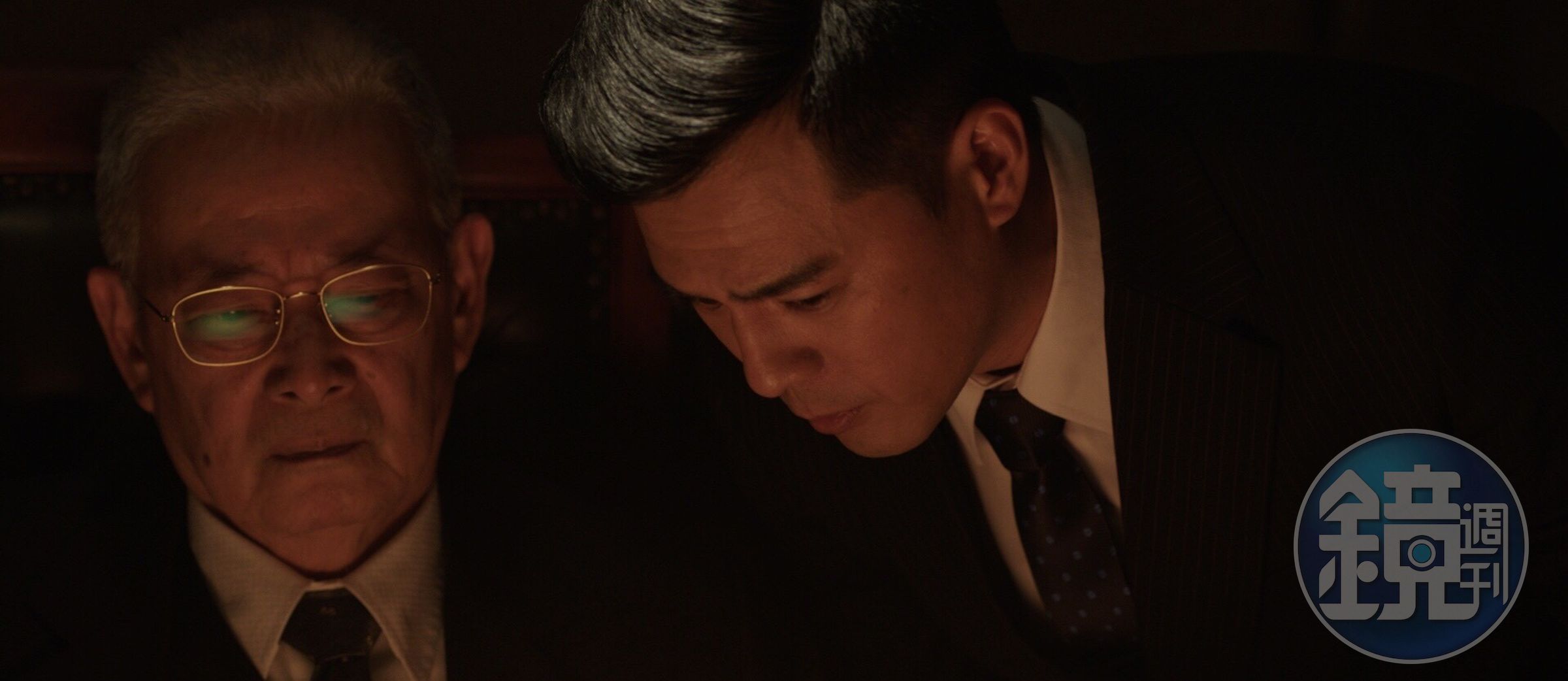 石峰（左）飾演的前總統李登輝，與竇智孔（右）飾演的宋楚瑜在《幻術》有不少精彩對手戲。（費思兔文化娛樂提供）