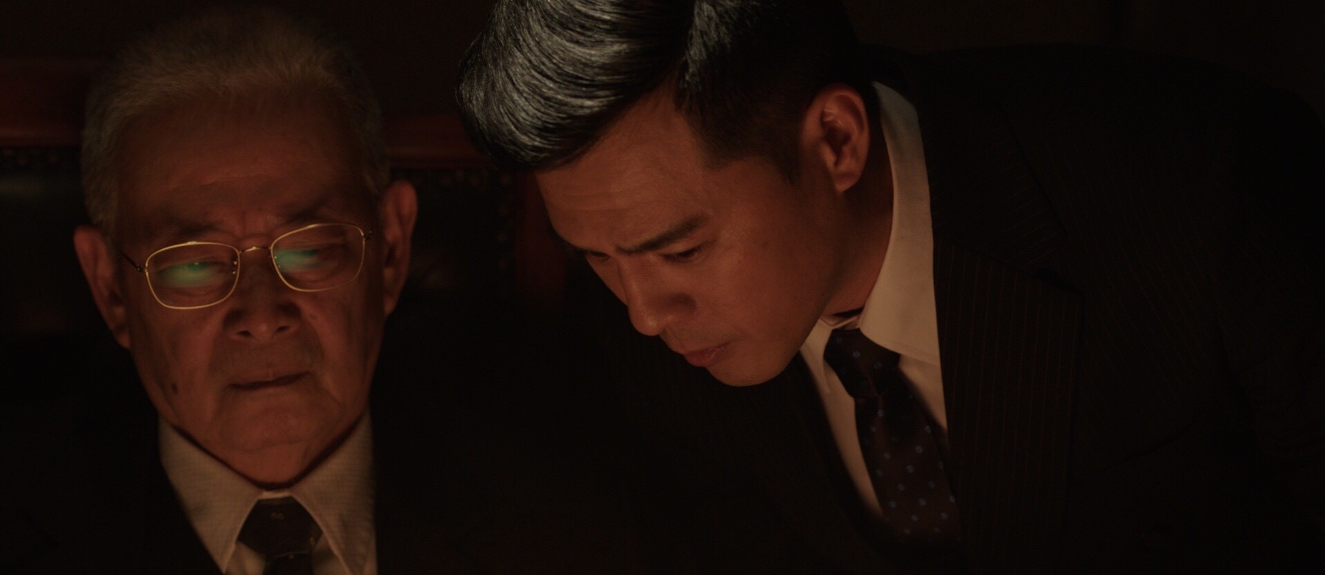 石峰（左）飾演的前總統李登輝，與竇智孔（右）飾演的宋楚瑜在《幻術》有不少精彩對手戲。（費思兔文化娛樂提供）