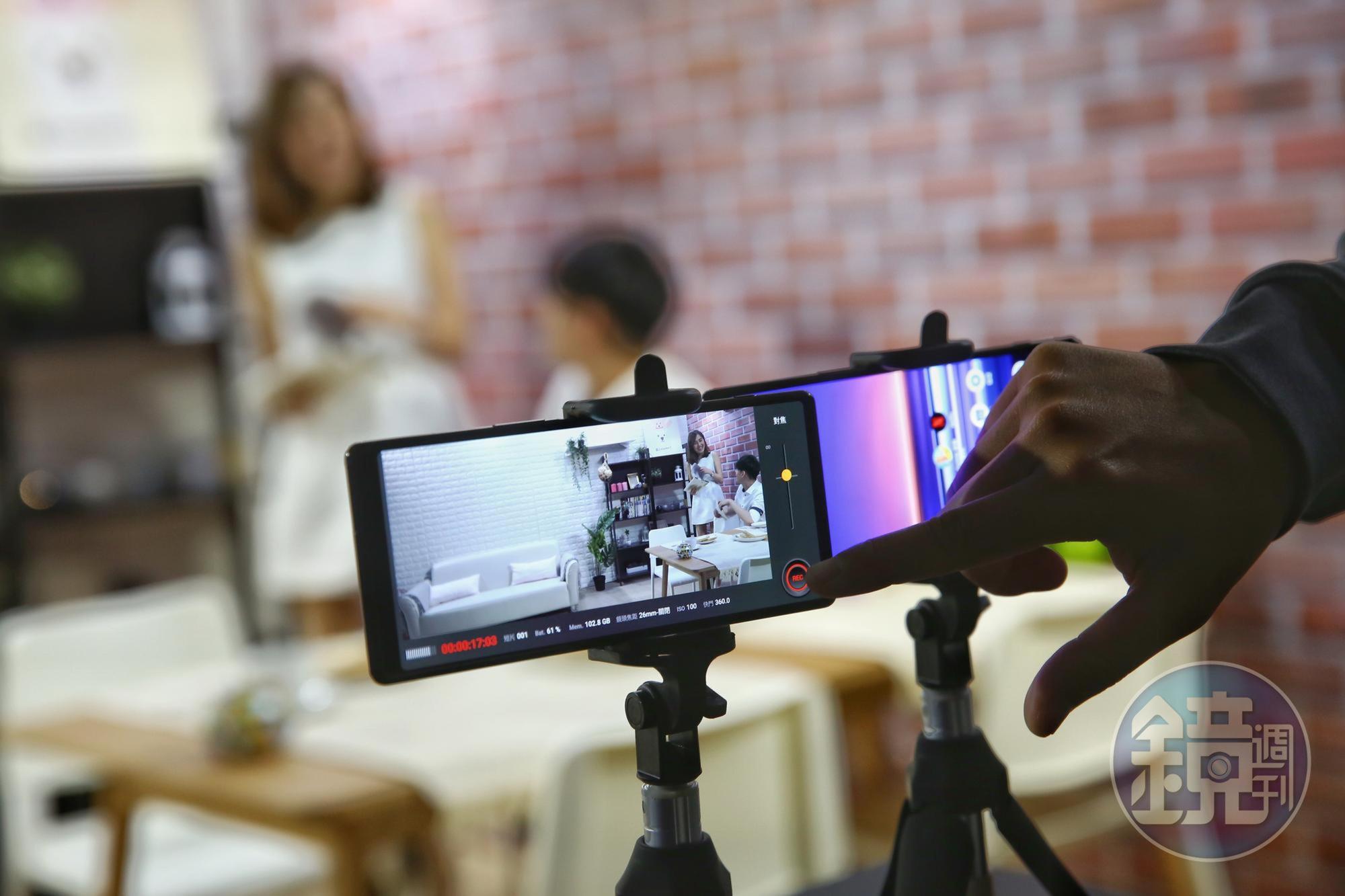 旗艦機Xperia 1，被Sony稱為讓使用者一秒變大師的神奇機種，更搭載21:9 CinemaWide™ 4K HDR OLED螢幕。