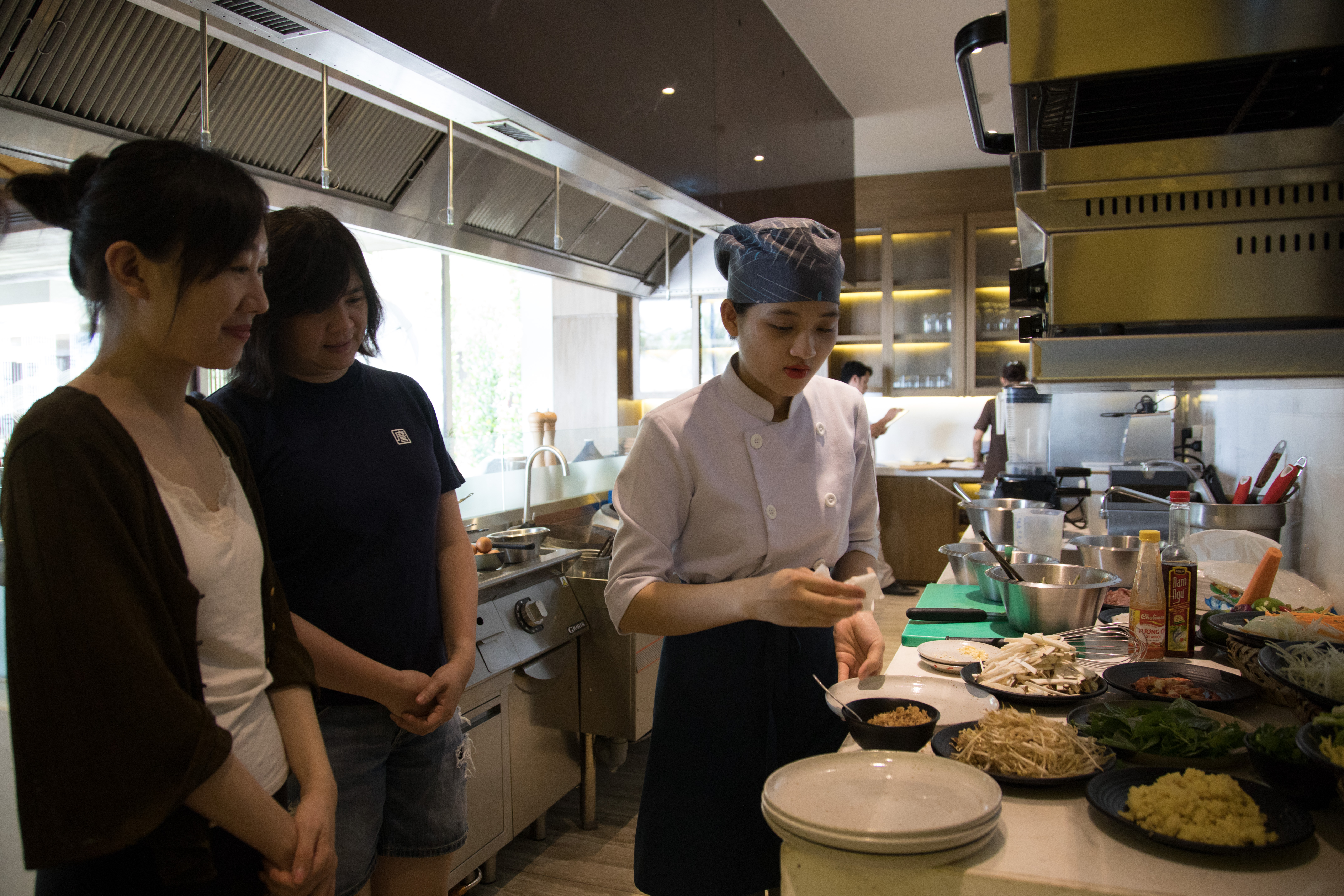 Chef Ni把食材一字排開，從基礎開始講解越南料理的特色。