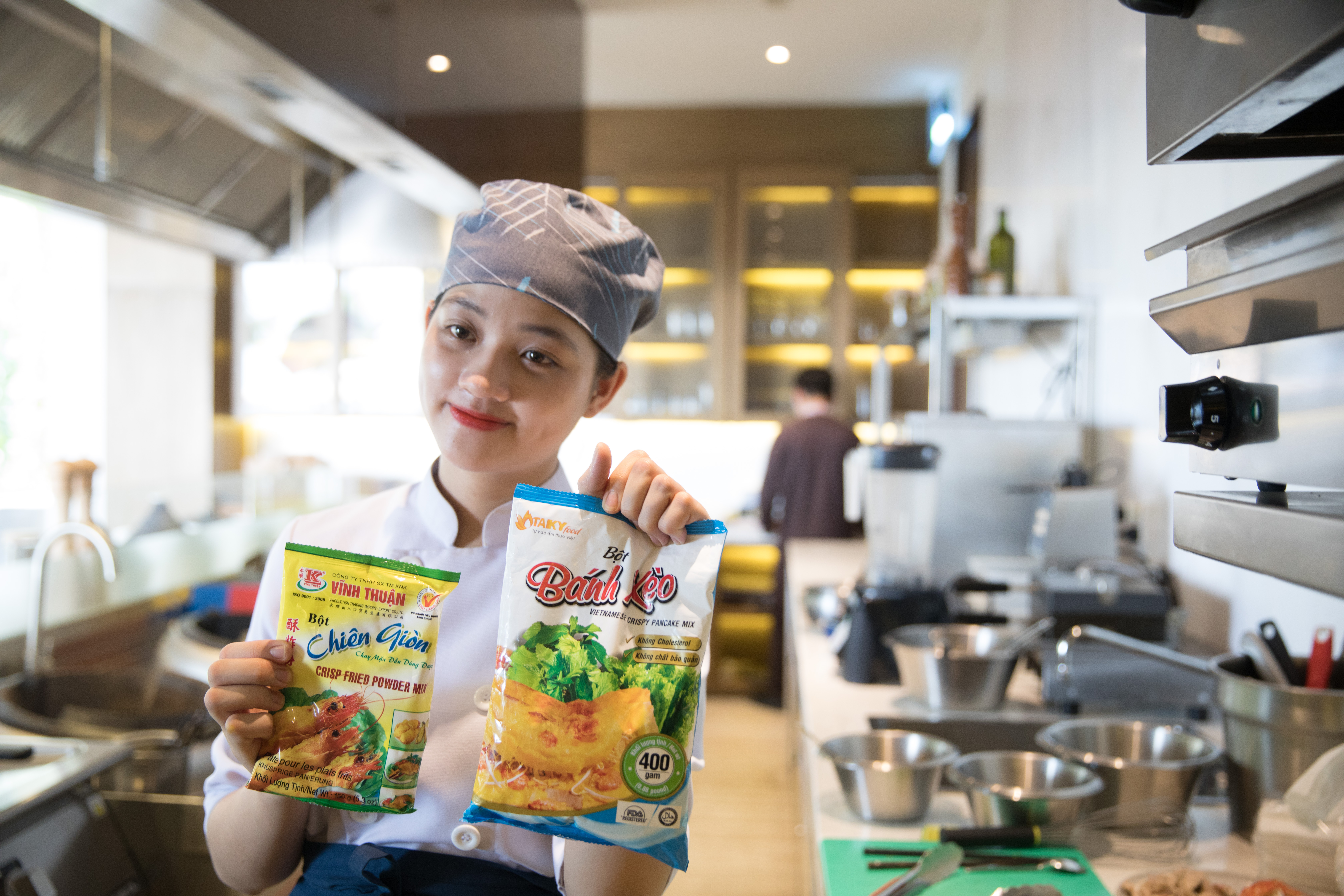 在越南食品店，也可以買到煎米餅的米粉、酥炸粉等現成材料。