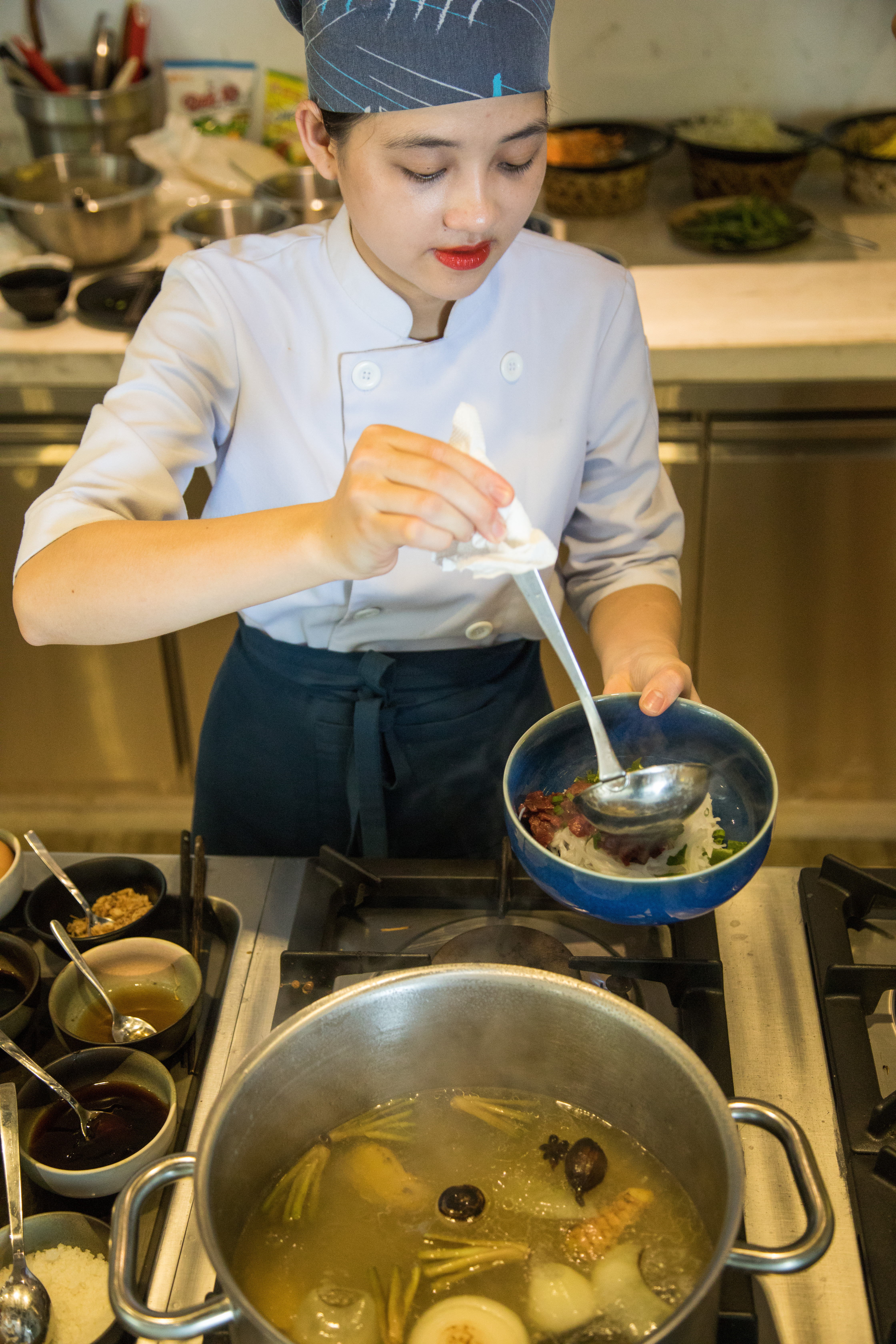 高湯是越南河粉的靈魂，Chef Ni告訴大家在牛骨湯中該放什麼香料。