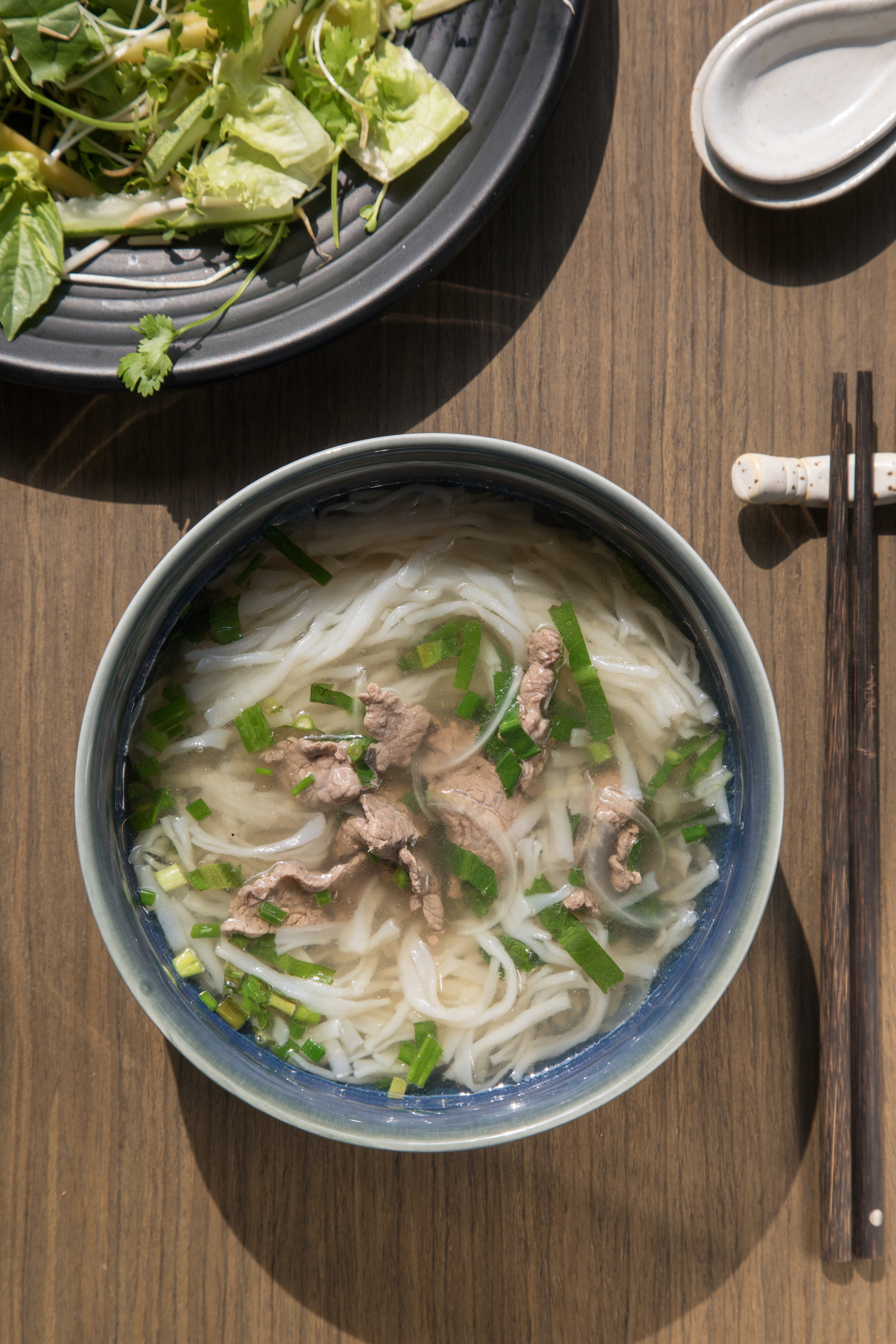 清爽的牛肉河粉，湯裡其實隱藏了肉桂、八角、越南茴香根等香氣。
