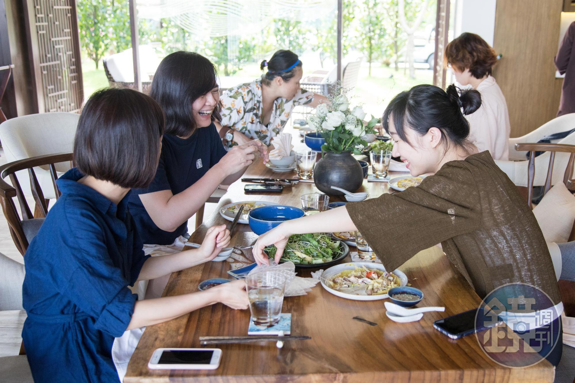 大夥兒對越南料理充滿好奇，吃得也很開心。