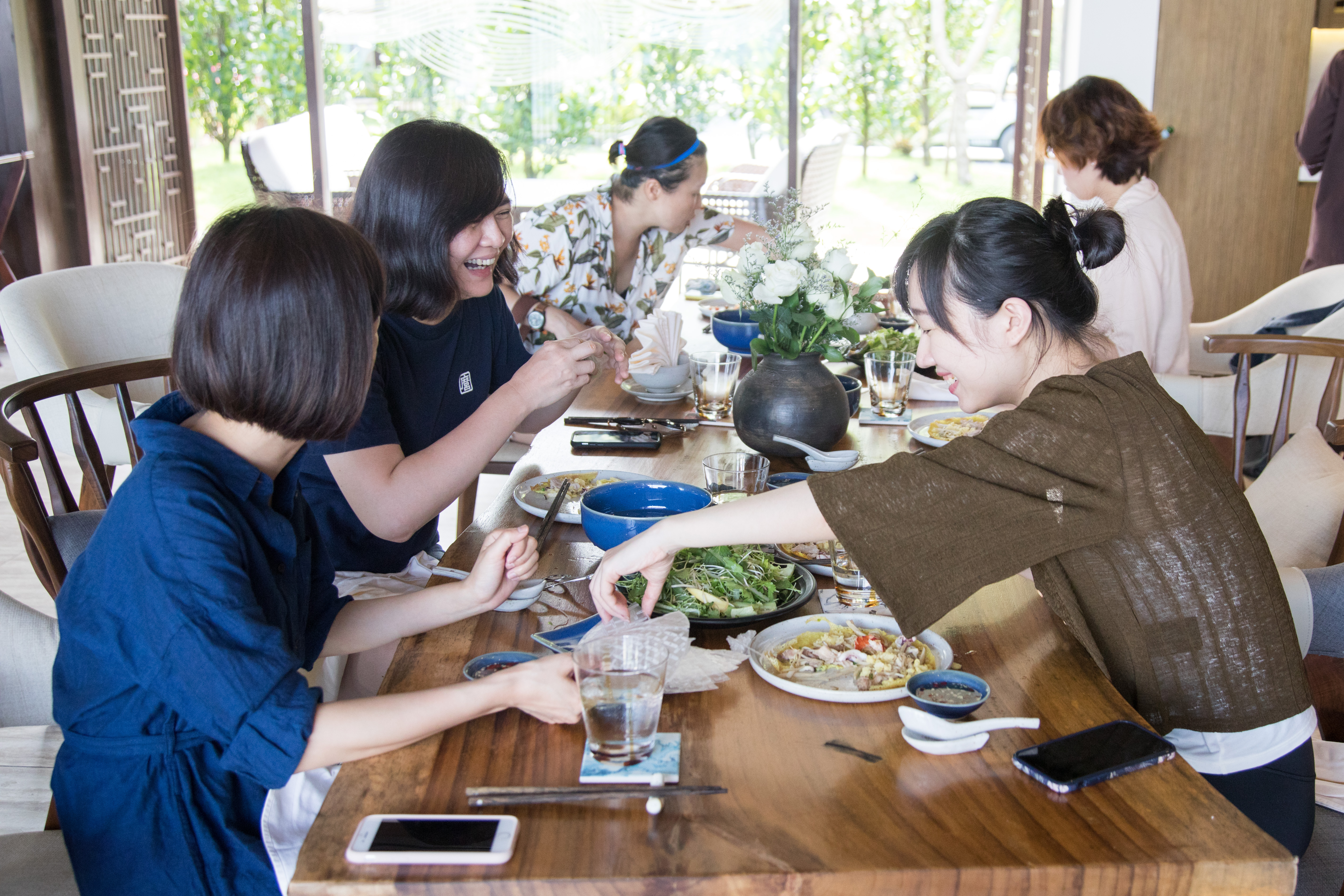 大夥兒對越南料理充滿好奇，吃得也很開心。