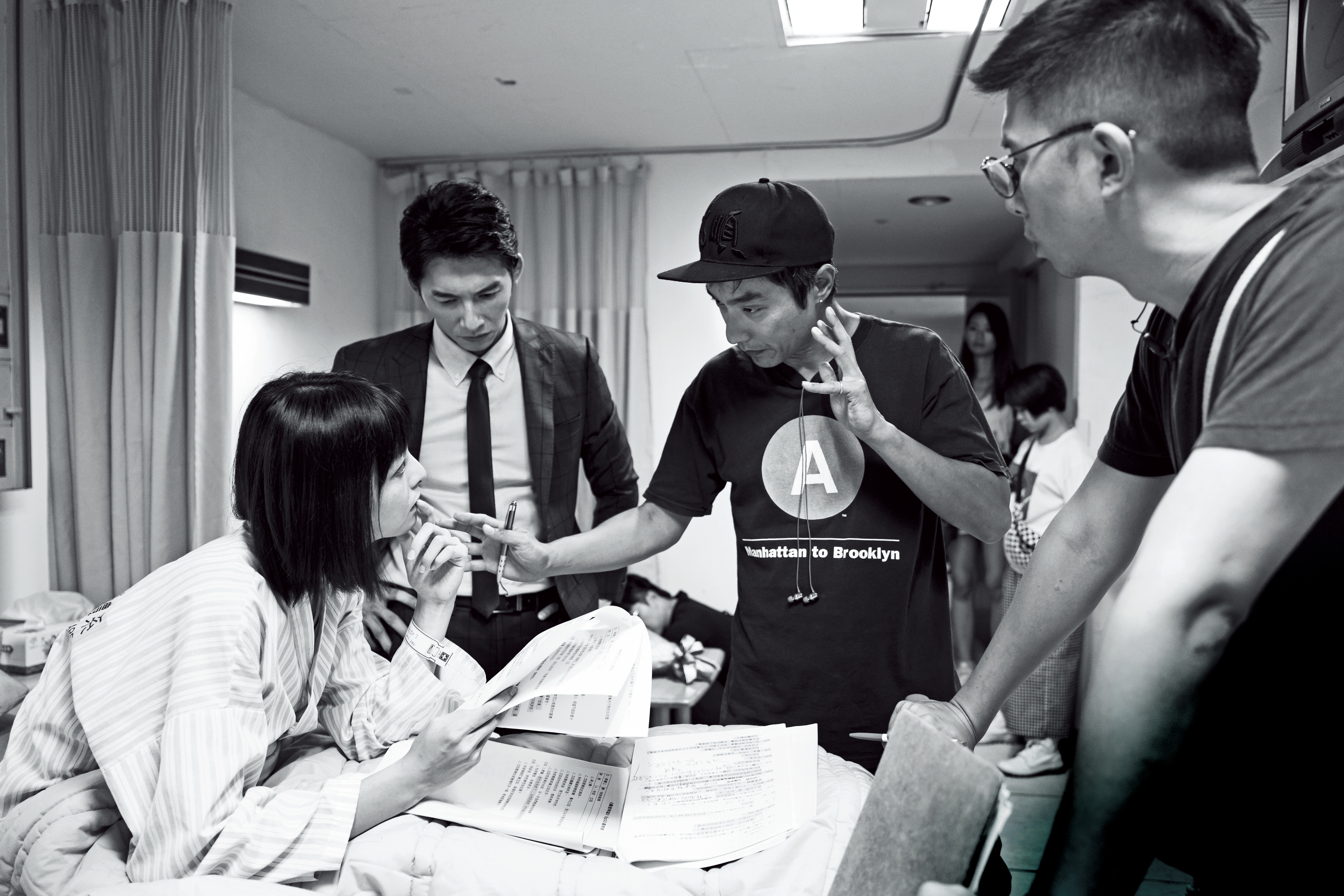 導演林立書（右二）曾為律師，在拍戲現場指導演員溫昇豪（左二）、  李依瑾（左一）演出時，更具專業說服力。（群之噰提供）