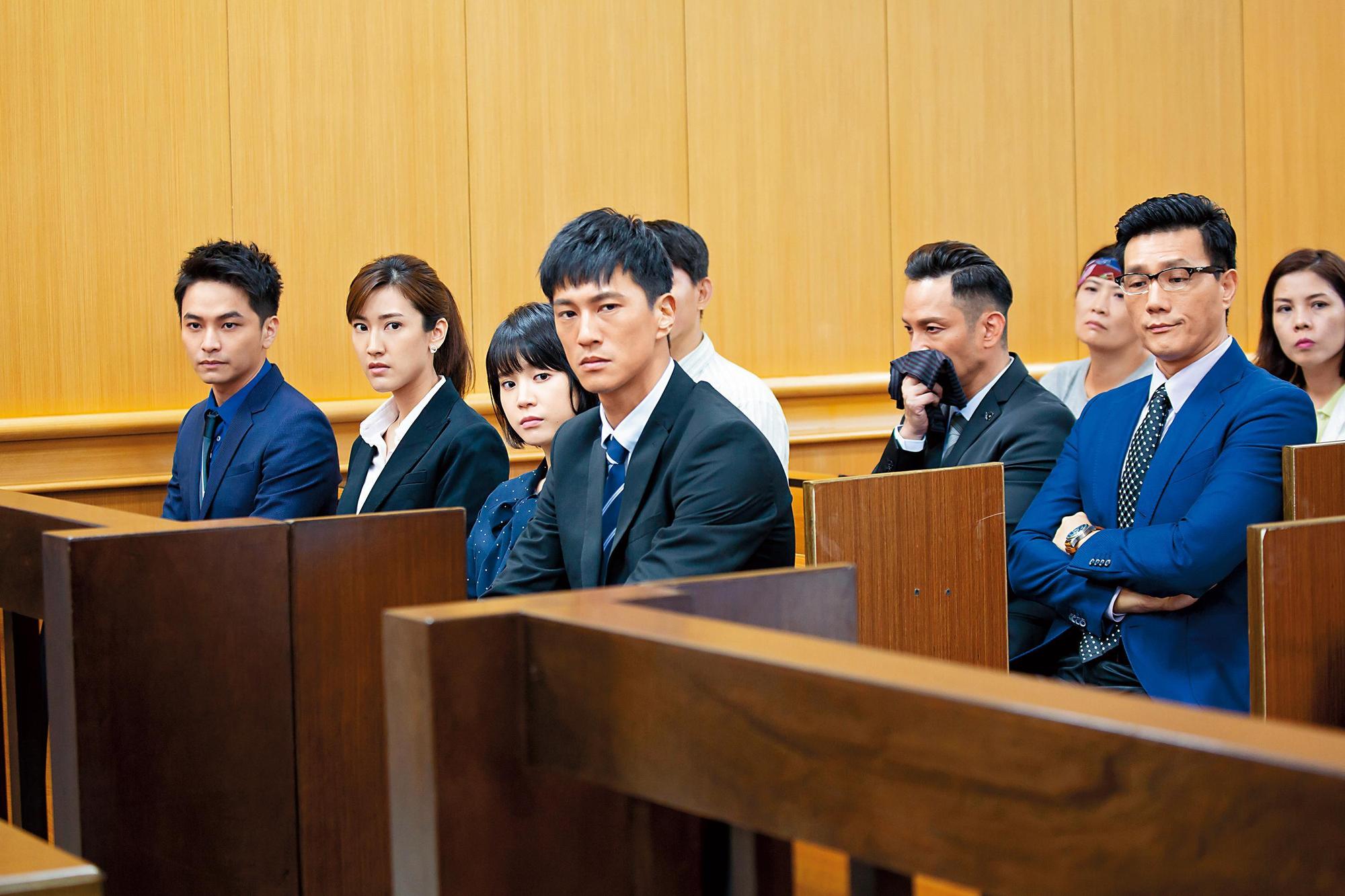 劇組為求真實性，費心商借法院實景拍攝。（左起：楊銘威、陳怡嘉、程予希、鍾承翰、高山峰、蔣偉文）（群之噰提供）