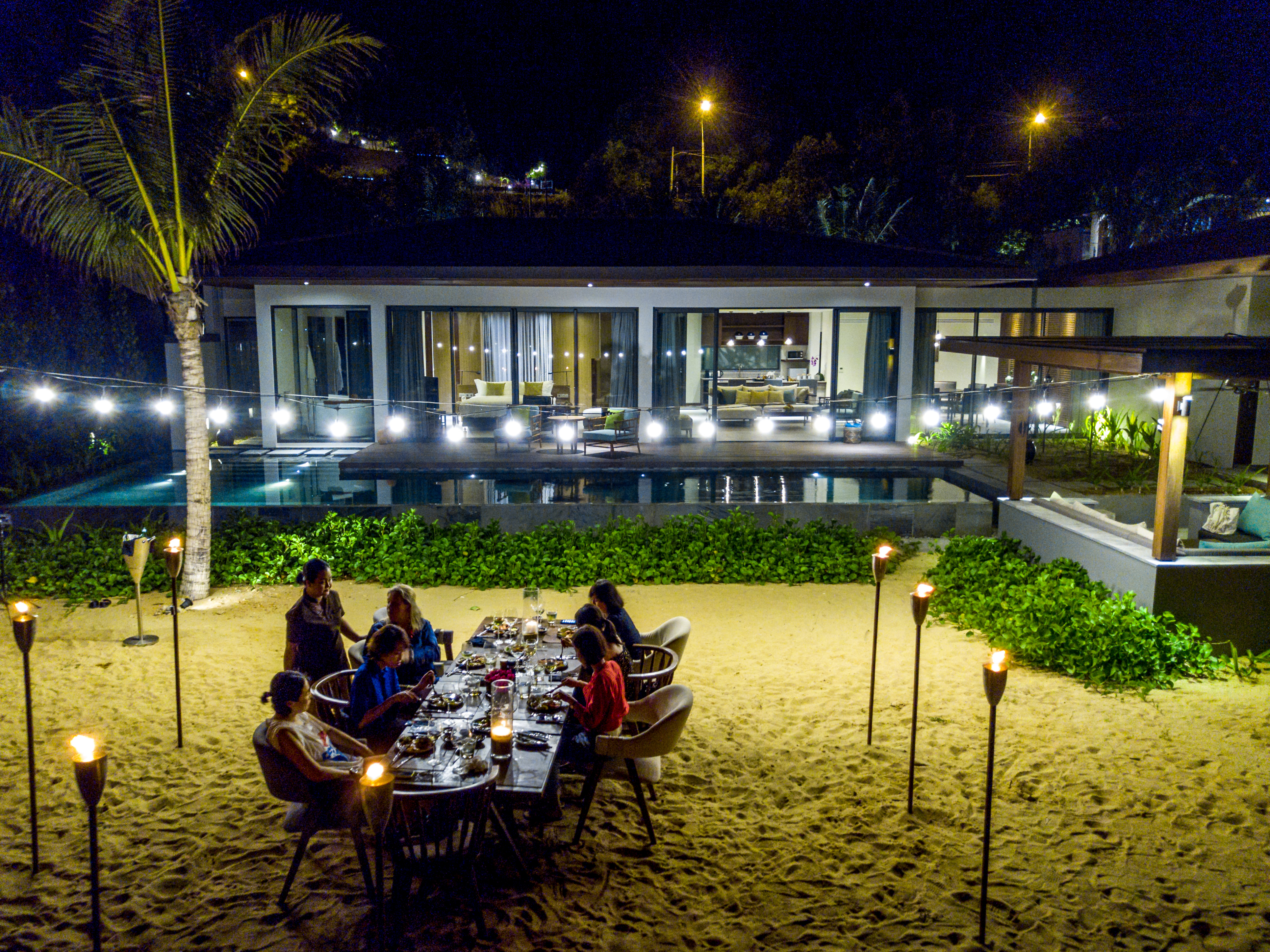 在別墅前的沙灘上擺設餐桌，就是優雅與氣氛兼具的私人BBQ晚餐。