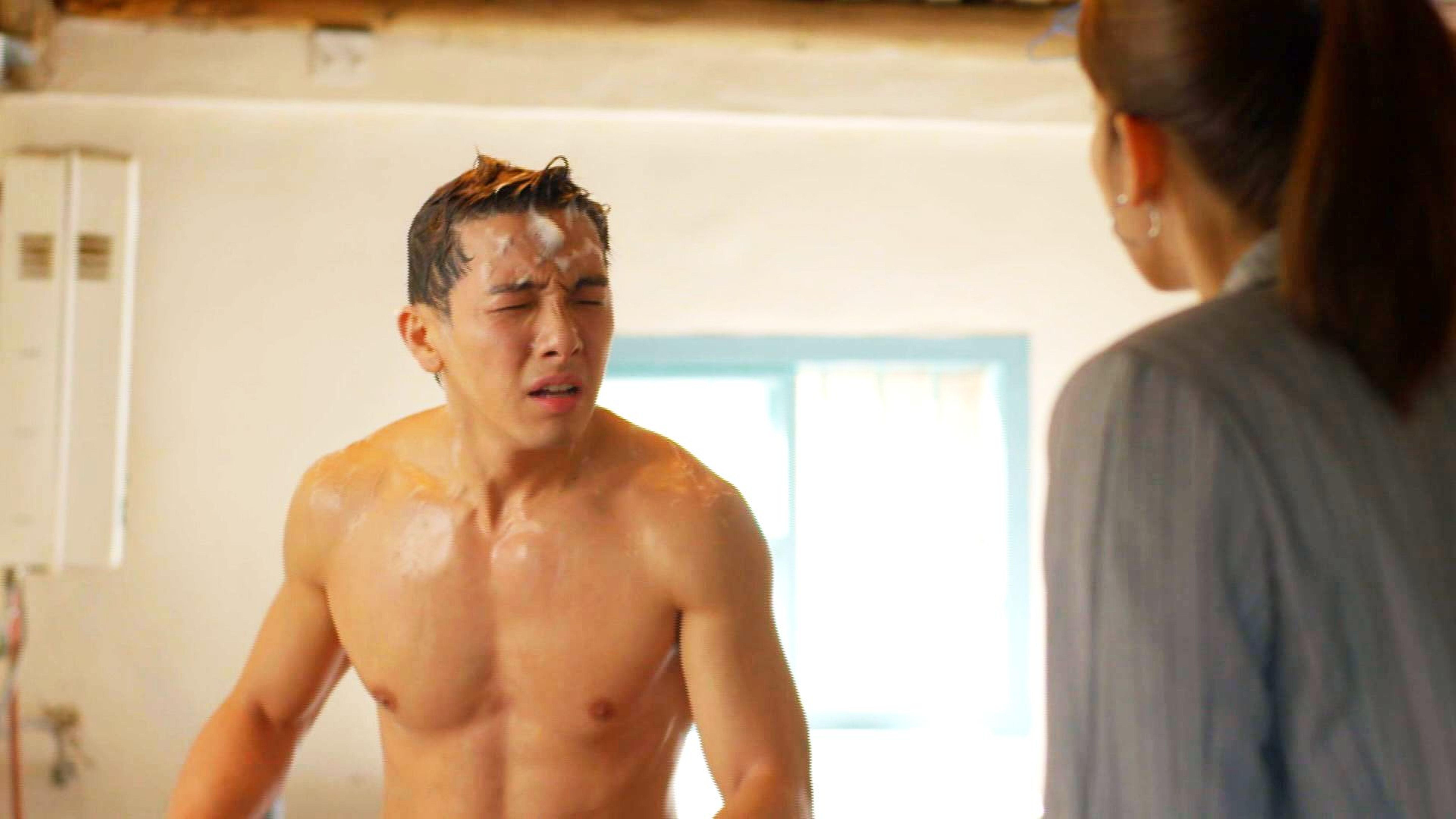 平常沒在裸露的謝坤達，因拍戲讓人見識到他的大胸肌。（三立提供）