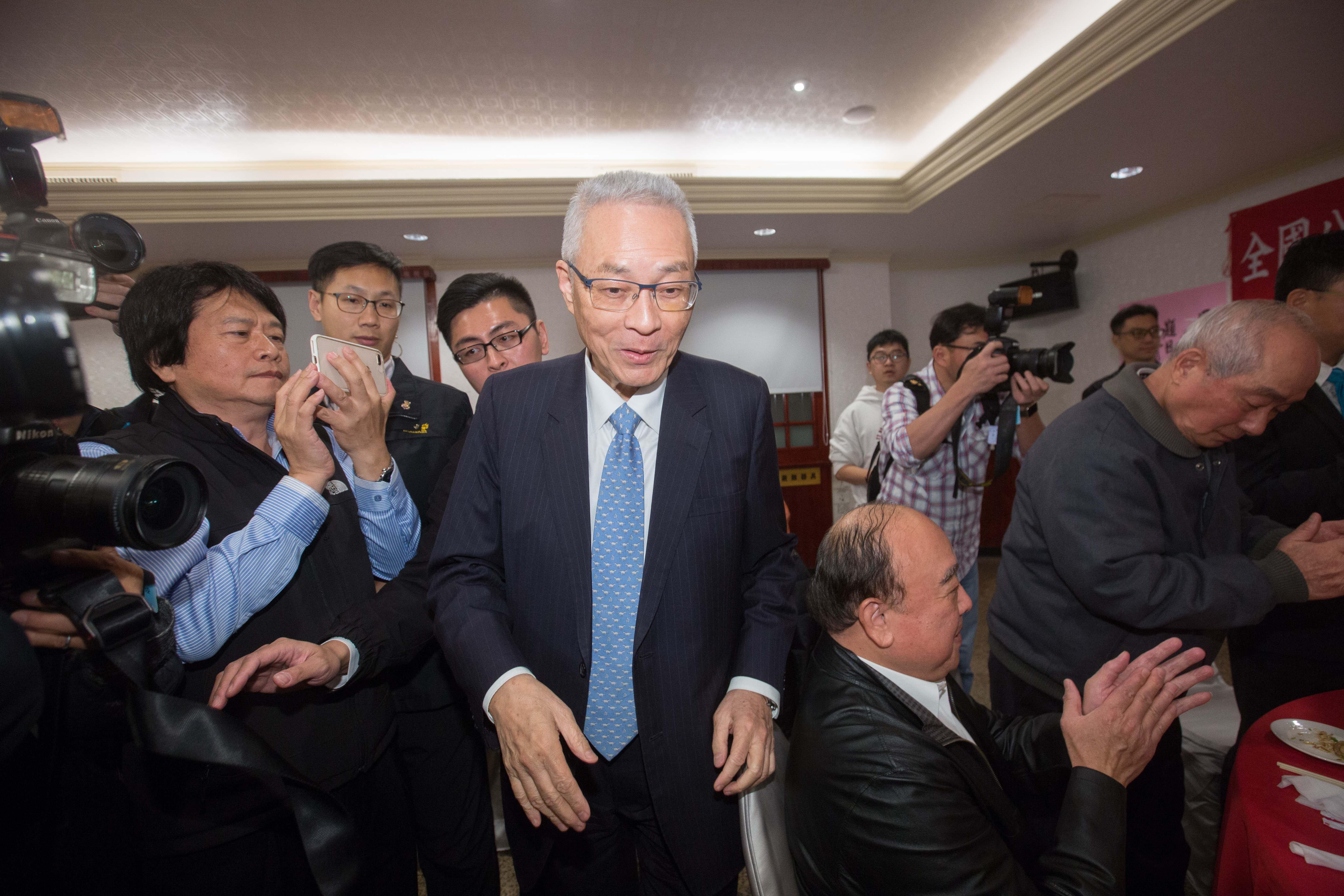 針對蔡正元爆料，指國民黨主席吳敦義曾募款4000萬給韓國瑜打選戰，吳敦義表示有捐款是事實，「但沒從我手中哪一位縣市長候選人」。