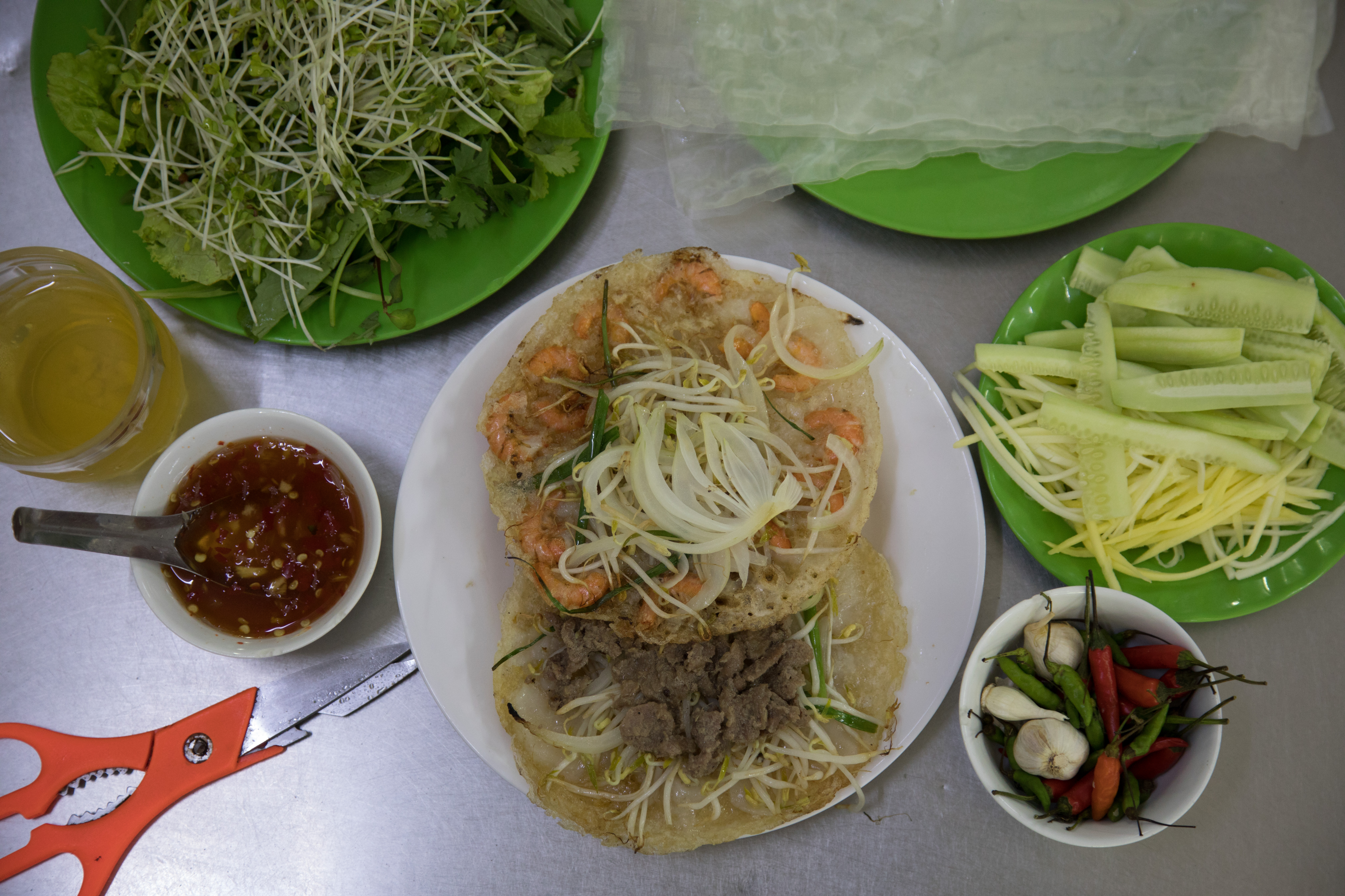現煎的米餅有海、陸兩種口味，可包著香草、黃瓜條、青芒果絲一起吃。