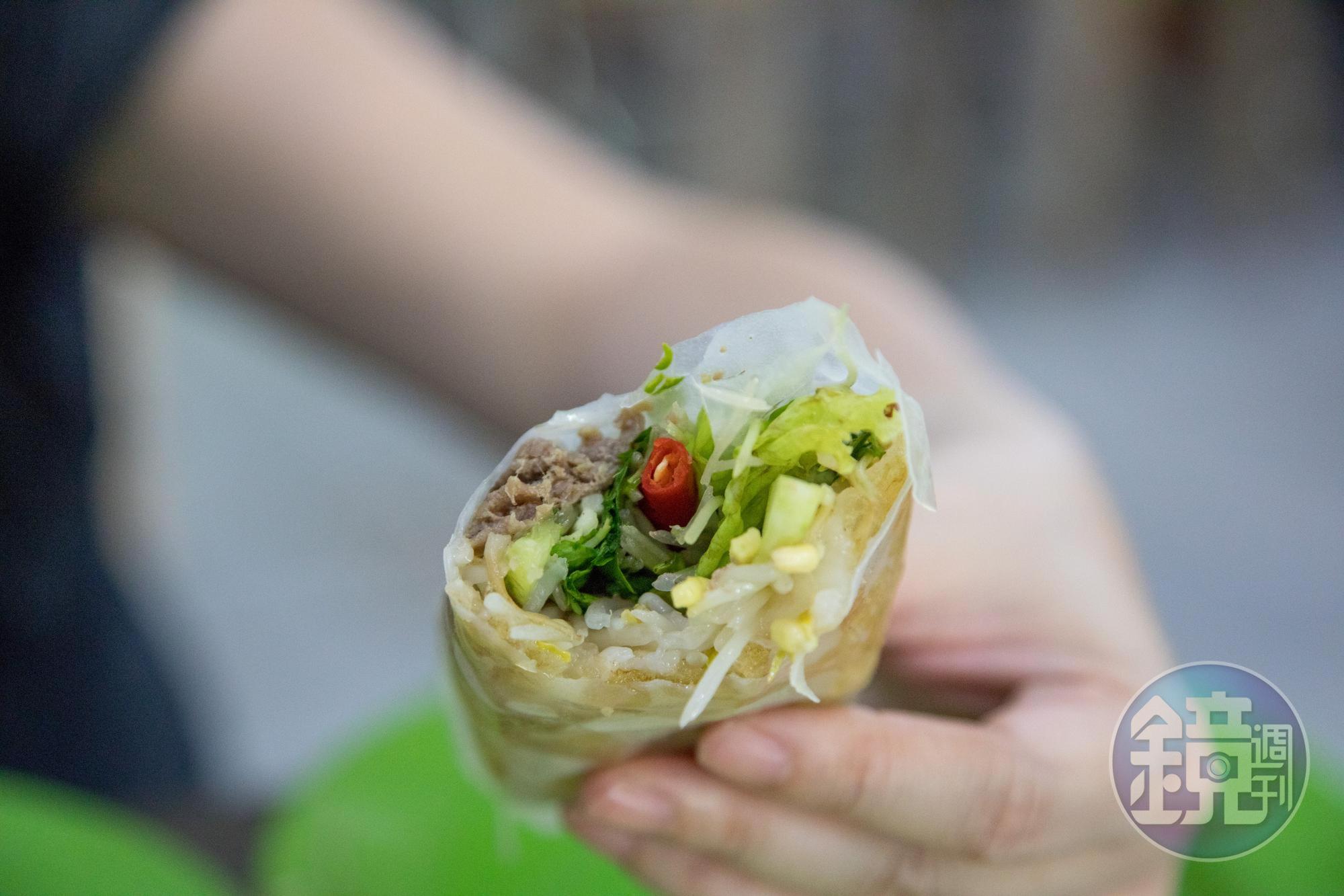 咬一口米餅捲，裡面又脆又香，配料豐富，非常好吃。