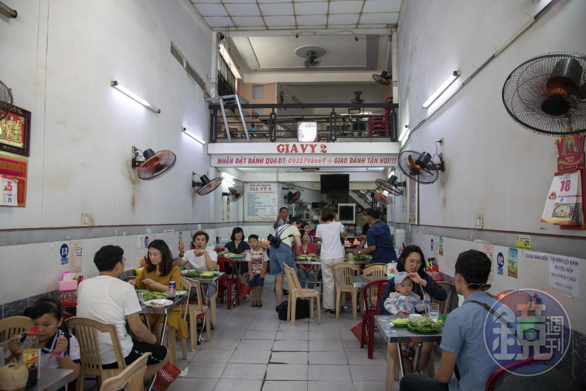 「GIA VY2越式煎餅店」平日午餐時間幾乎客滿。