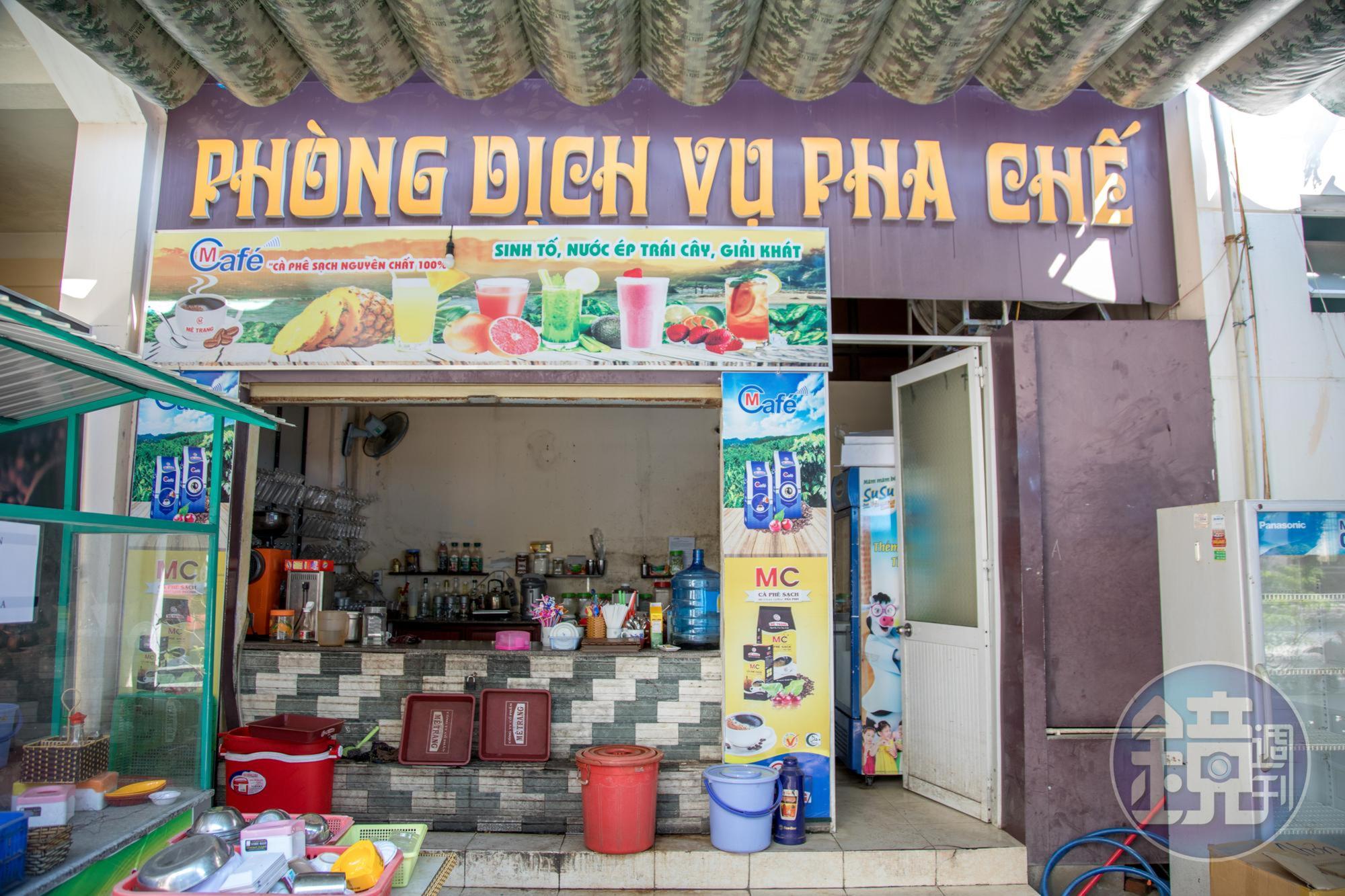 店裡的咖啡吧台，完全不需要道具，只要燒熱水就好。