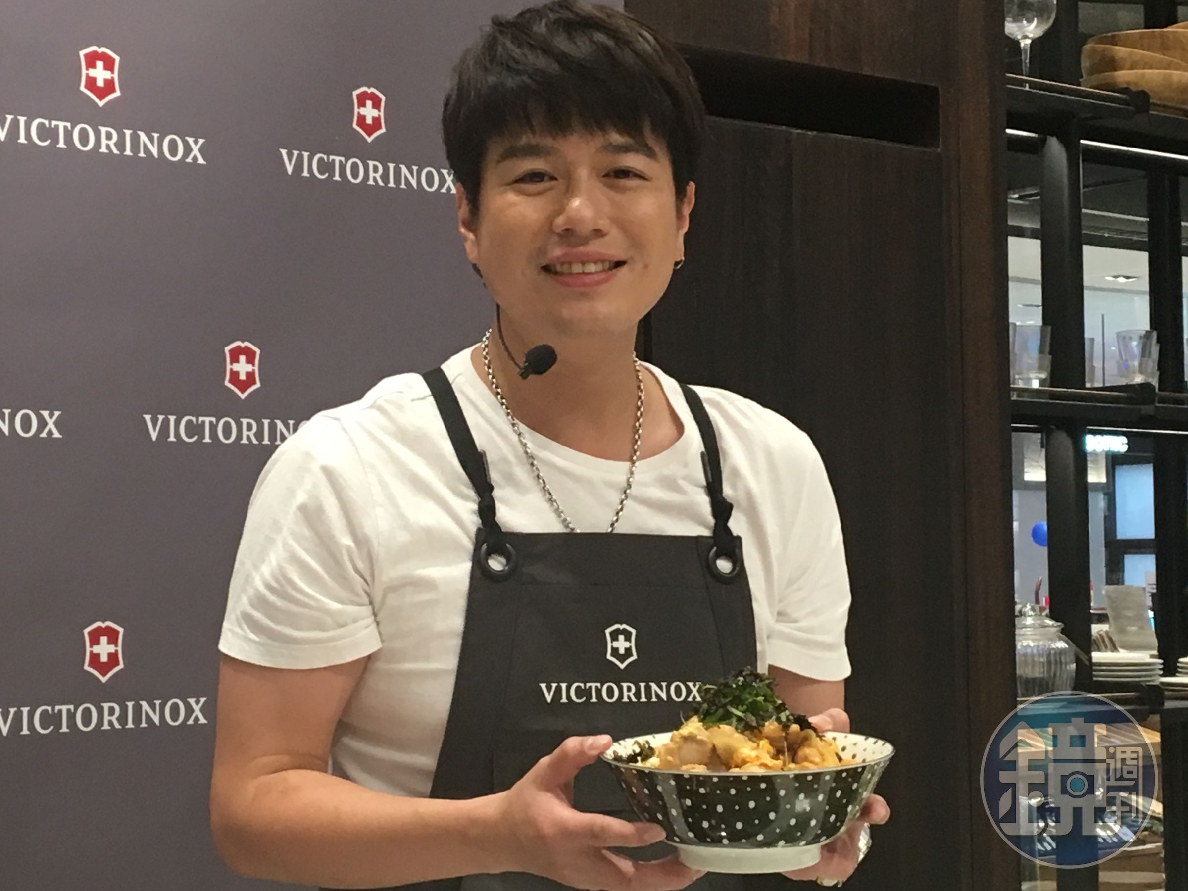 李易在刀具活動中示範義大利麵與親子丼，獲得現場民眾喜愛。