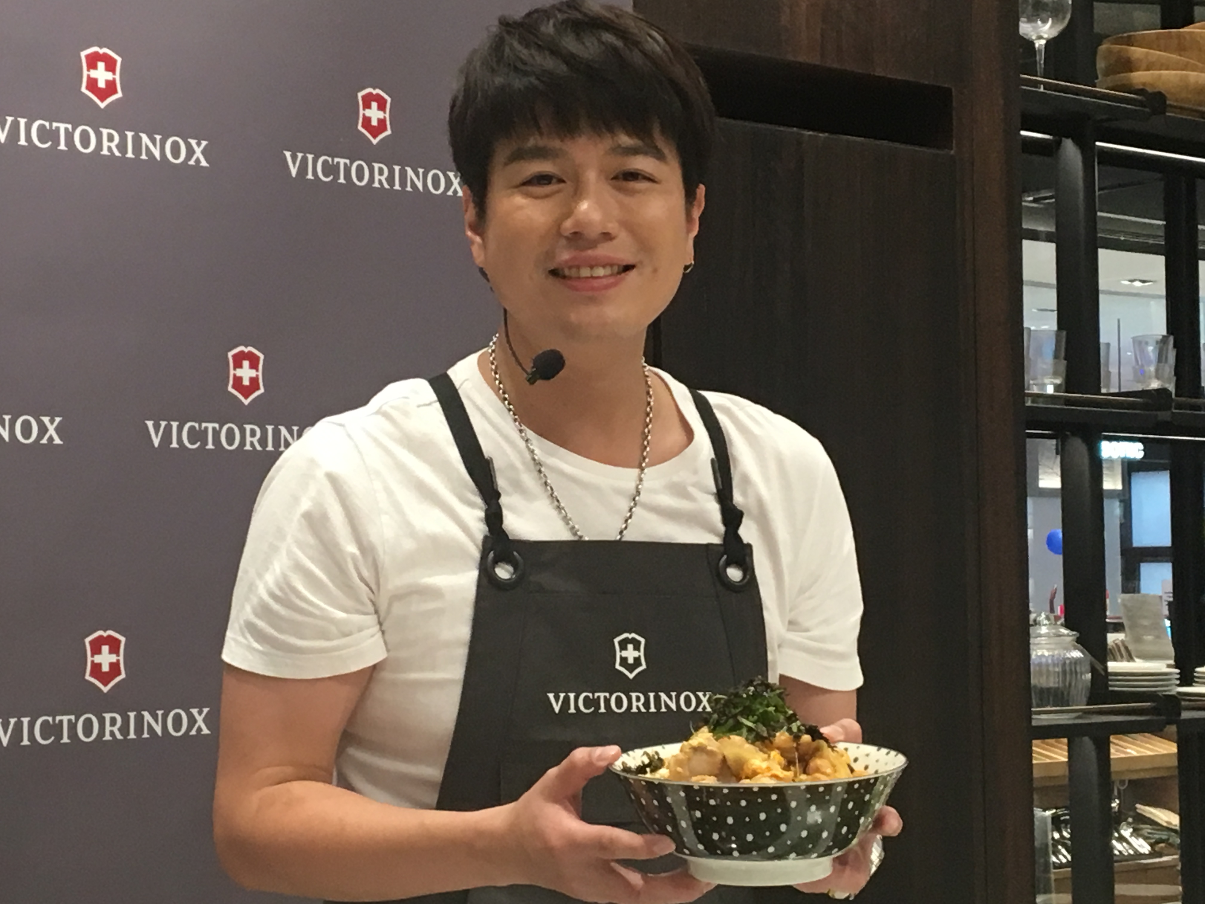 李易在刀具活動中示範義大利麵與親子丼，獲得現場民眾喜愛。