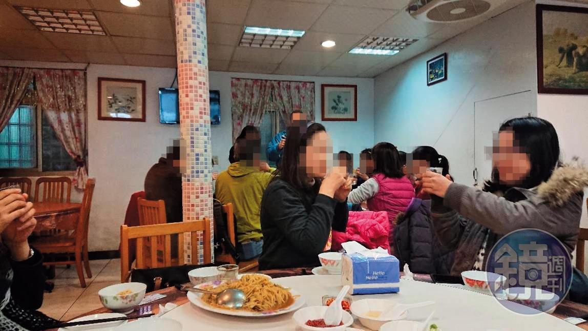 張校長將老師們帶往海鮮餐廳用餐,身為東道主的家長還來敬酒。(讀者提供)