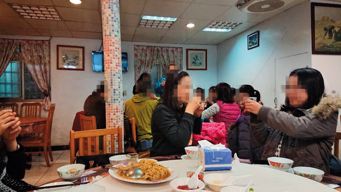 張校長將老師們帶往海鮮餐廳用餐，身為東道主的家長還來敬酒。（讀者提供）