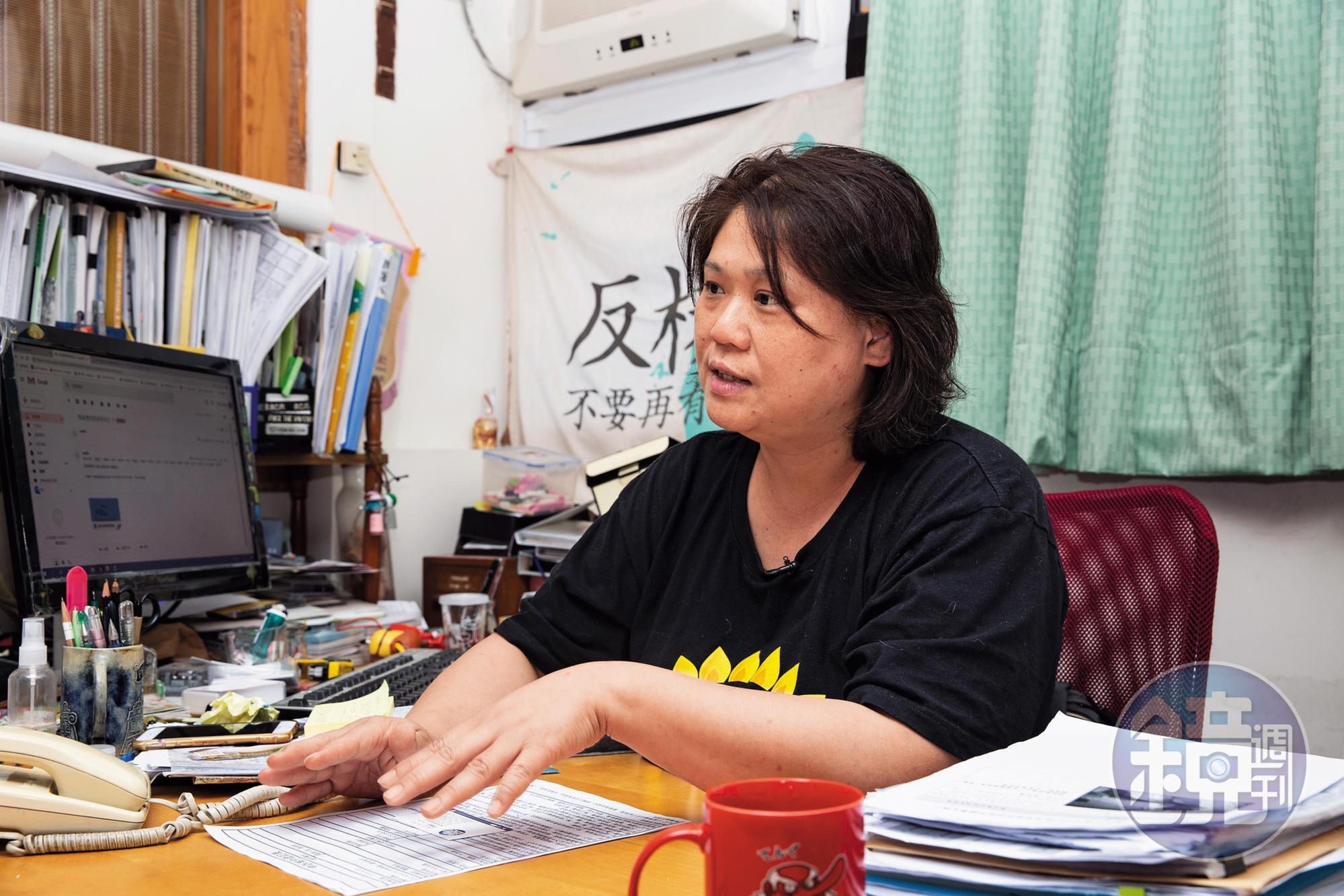 人本基金會執行長馮喬蘭指出,校方可能想還原霸凌真相,卻弄巧成拙,造成孩子更大的傷害。