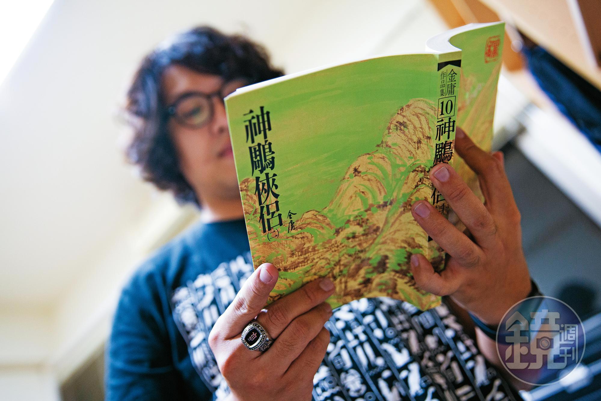 沈伯洋酷愛《神鵰俠侶》，當年還把這套小說帶去美國。