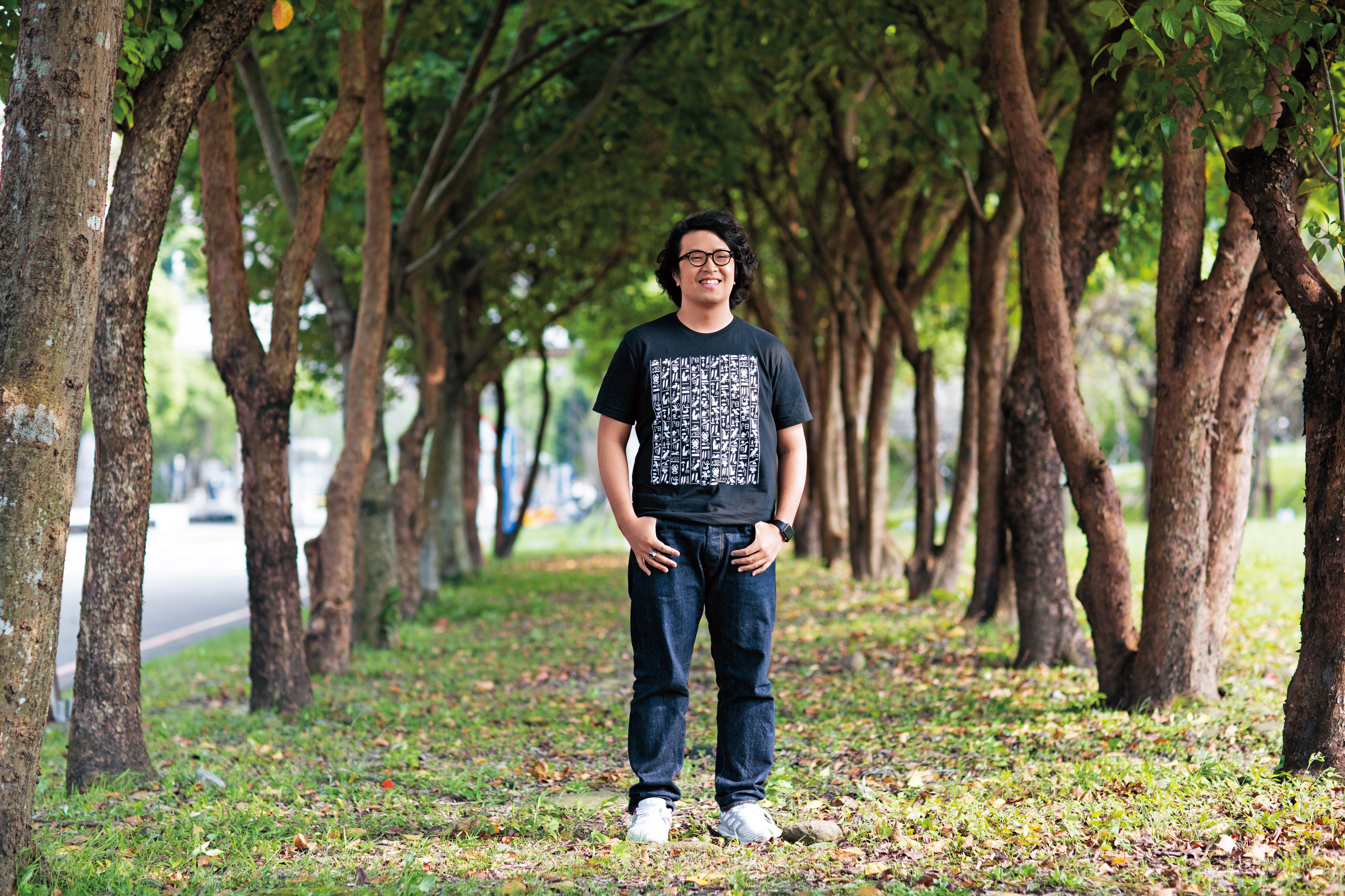 曾獲得人人稱羨的美國教職，沈伯洋最後卻選擇回台教書，他笑稱反正空氣汙染也習慣了、塑化劑也從小吃過了，沒差。