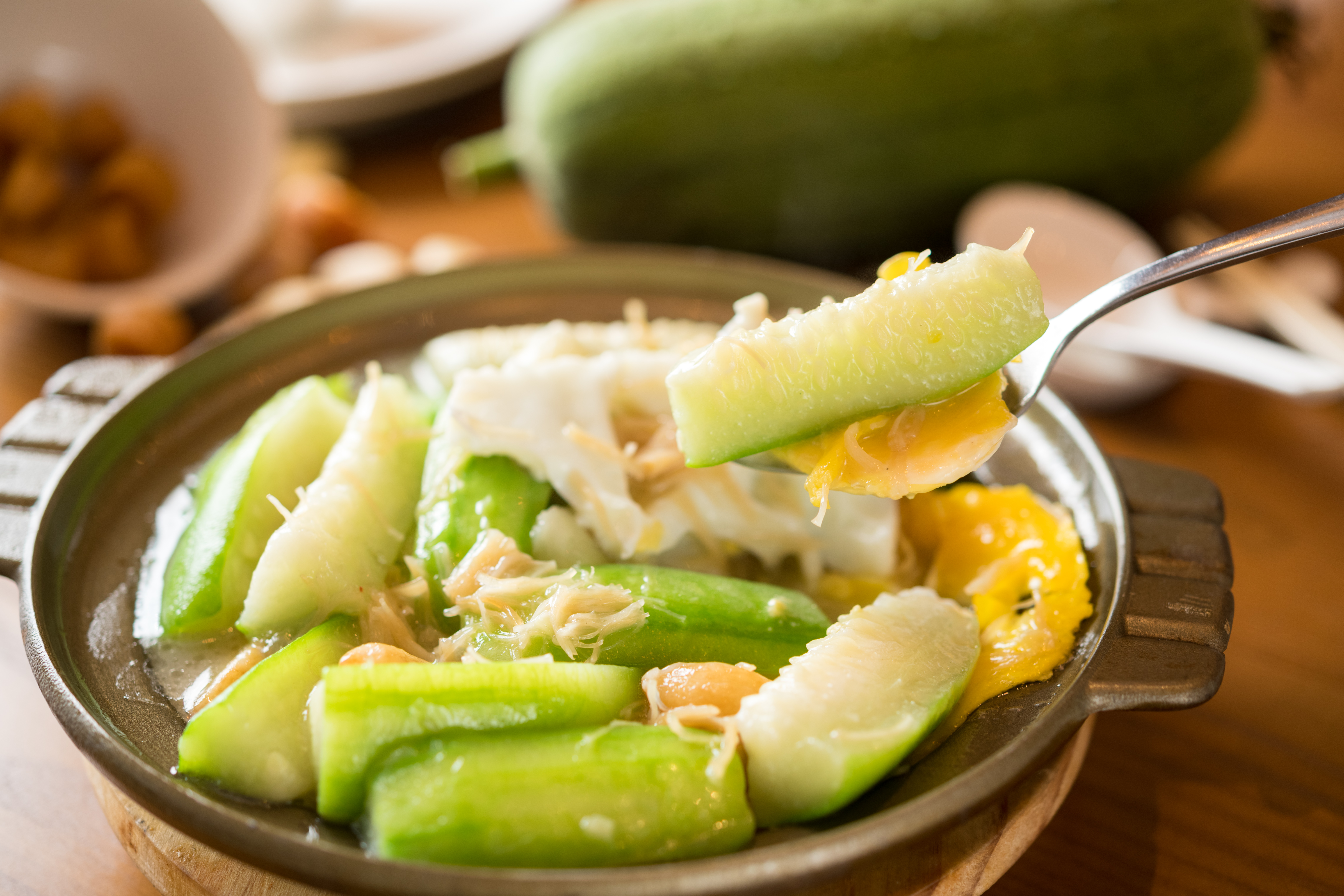 令米其林激賞的「蛋煎干貝絲瓜」口感滑潤鮮嫩,卻不流於空虛飄渺,要歸功於以鐵鍋煎蛋為底的創意。(320元/份)